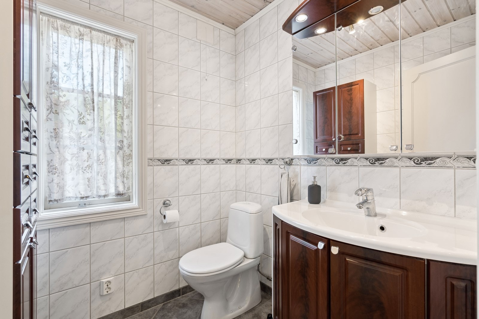 Romslig toalettrom i 1. etg. Galleribilde