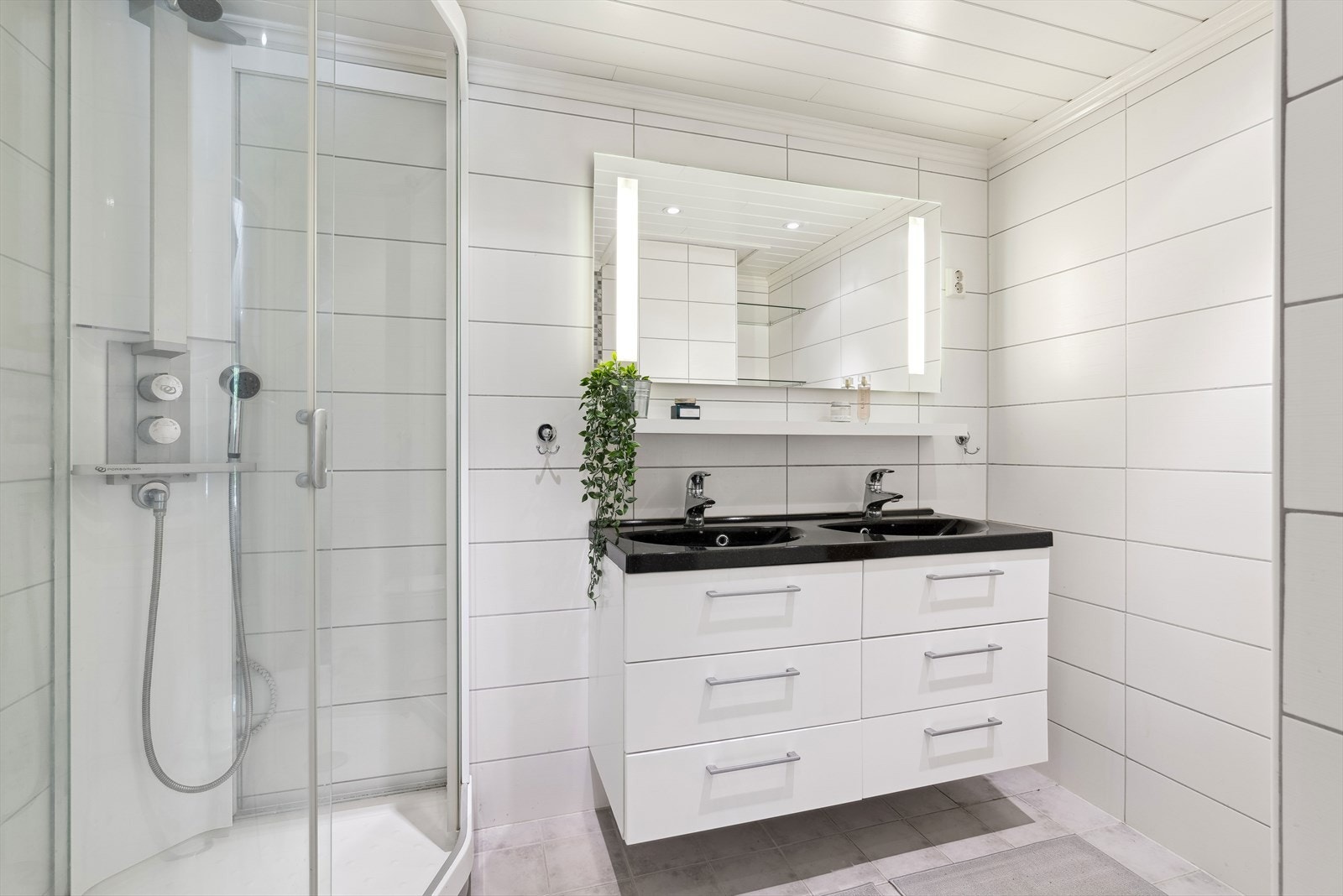 Badet er tidløst og funksjonelt med wc, dusj og dobbel servant. Galleribilde