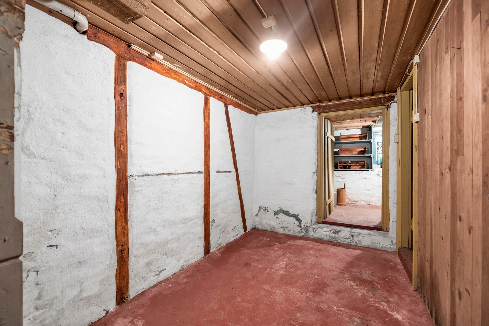 Kjellerarealet er på hele 125 kvm og har egen inngang fra hagen Galleribilde