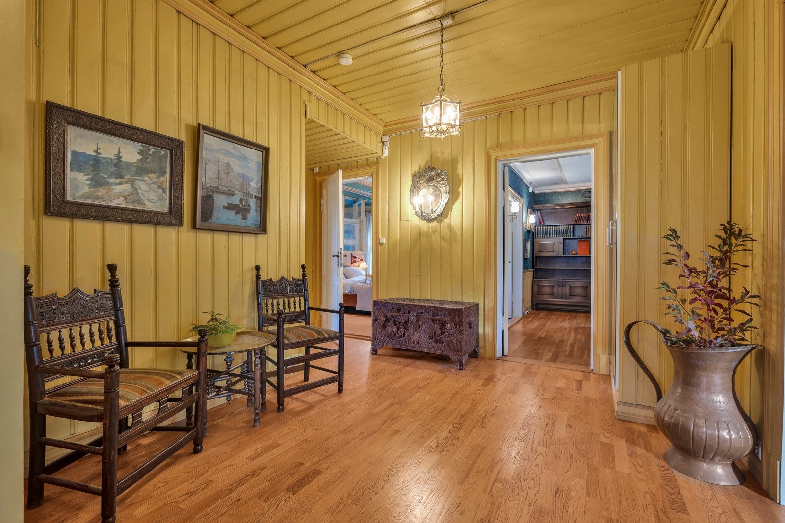 Hall med adkomst til toalettrom, stue, spisestue og hovedsoverom Galleribilde