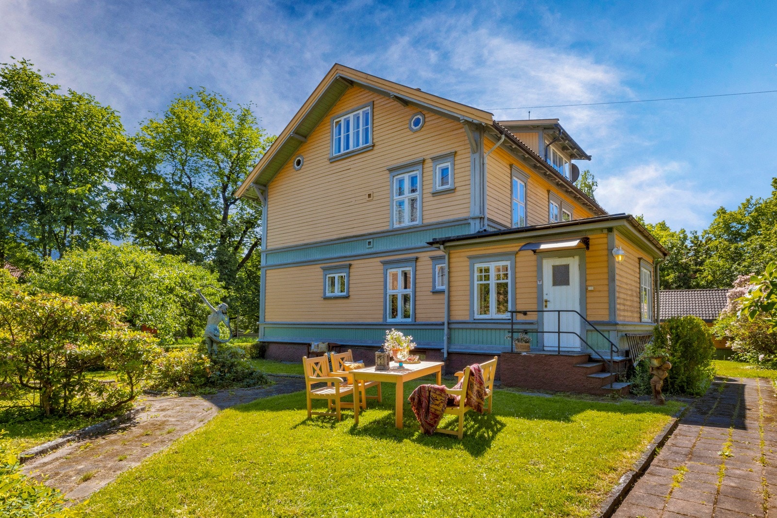 Det liggende panelet er typisk for byggetiden, mens de åttekantede småvinduene som gavlen er utstyrt med var mer vanlige på midten av 1800-tallet Galleribilde