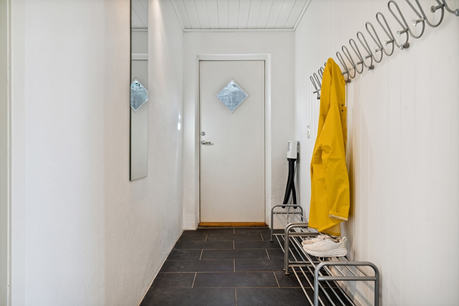 Egen inngang til boligens underetasje. Galleribilde