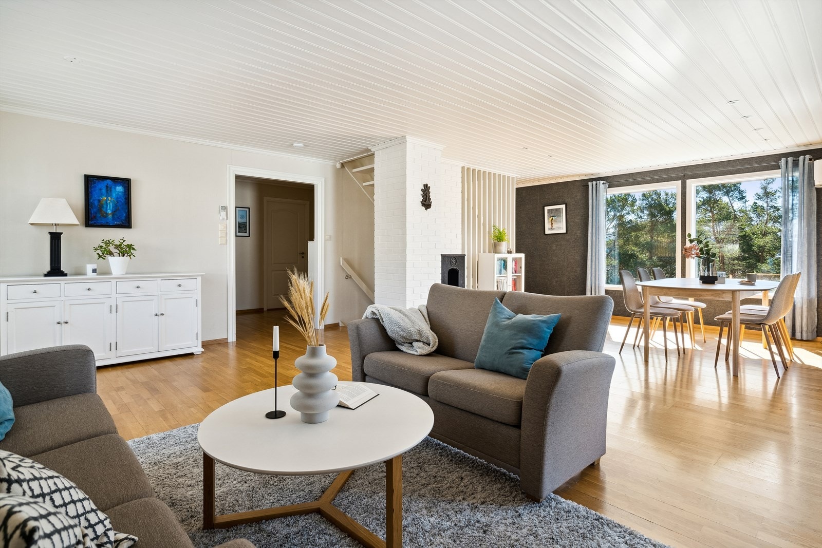 Her er det også store vindusflater som gir godt med naturlig lys. Galleribilde