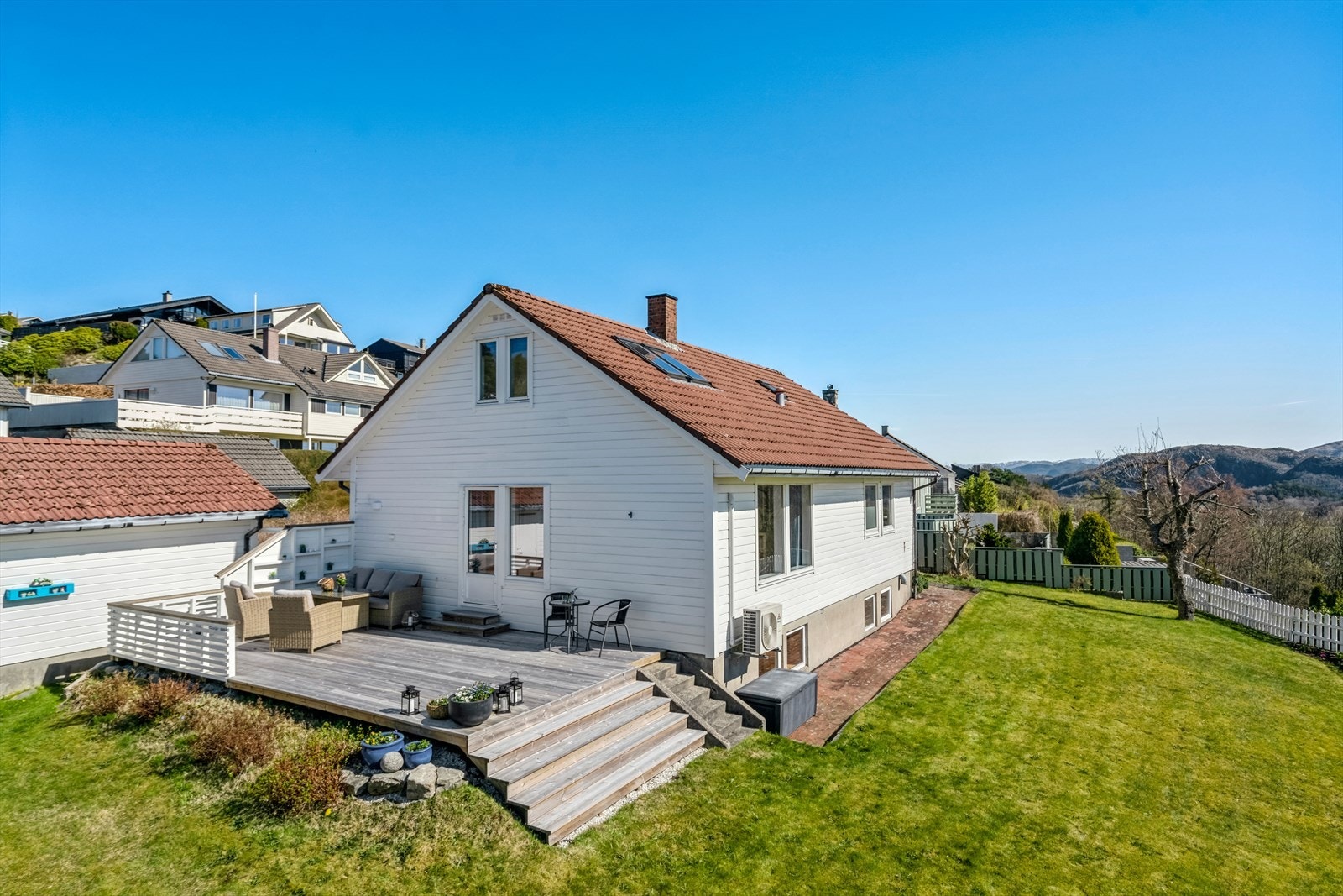 Fra stuen har man direkte utgang til en solrik terrasse, hvor man kan nyte en god middag på sommerstid. Galleribilde