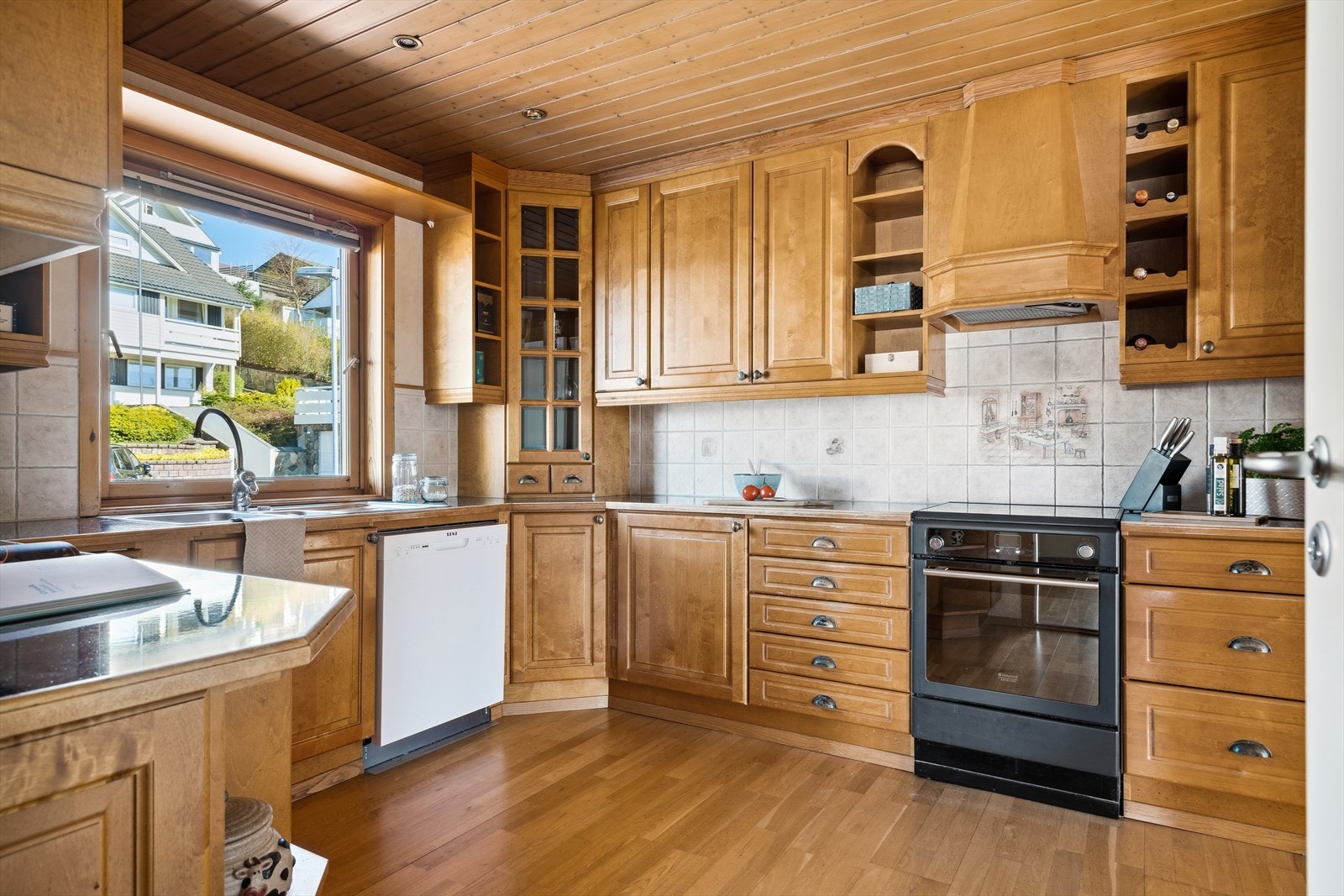 Kjøkkenet består av både over- og underskap. Galleribilde