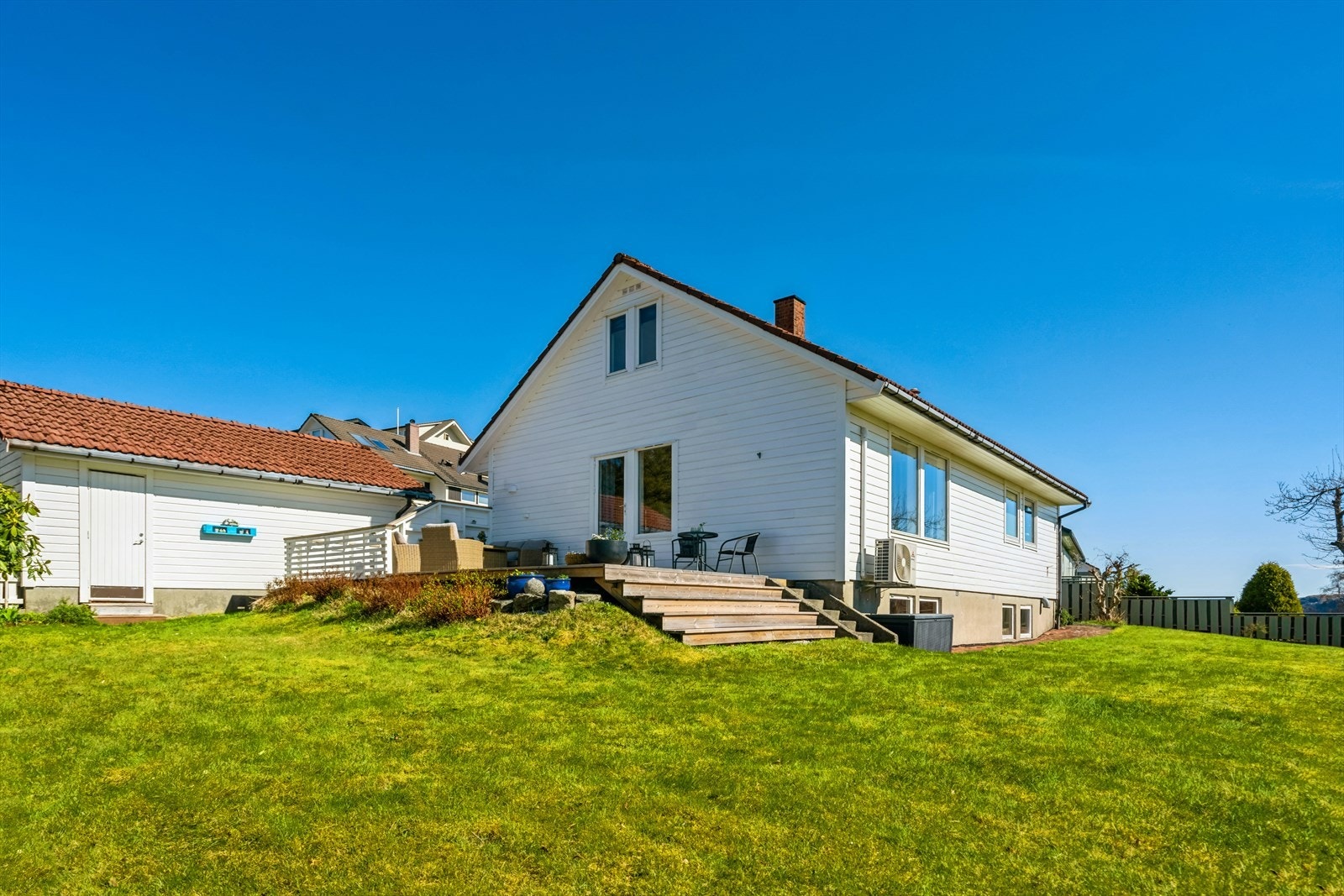 Fra terrassen er det tilgang ned til boligens uteområde. Galleribilde