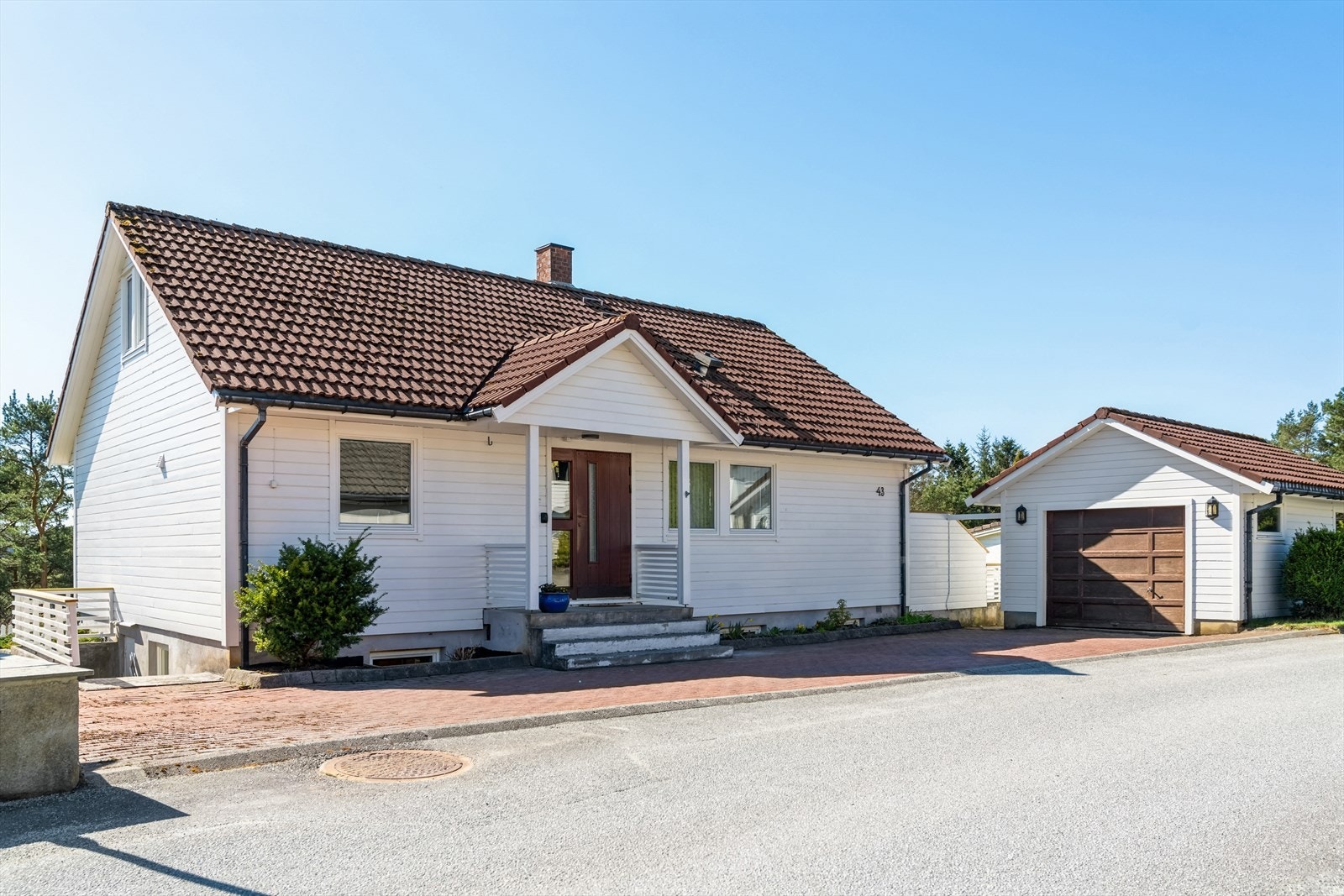 Det er gode parkeringsmuligheter på eiendommen både i gårdsrommet og i garasjen. Galleribilde