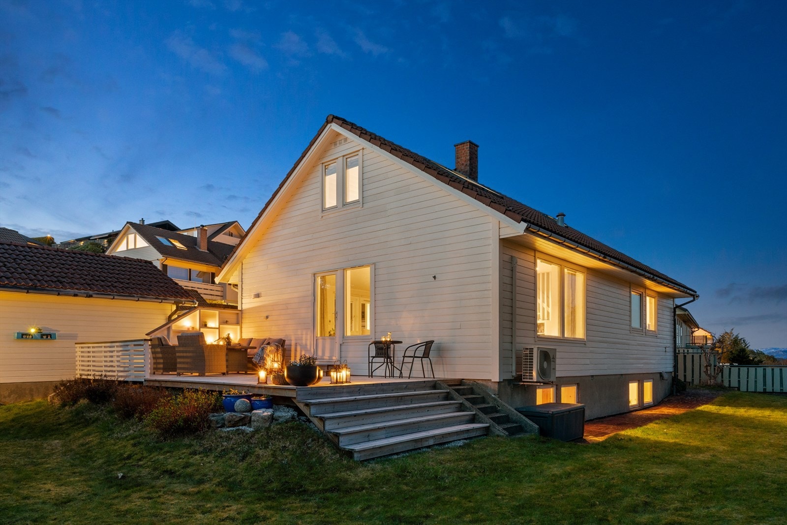 Boligen har en stor og fin hage, hvor man har god boltreplass. Galleribilde