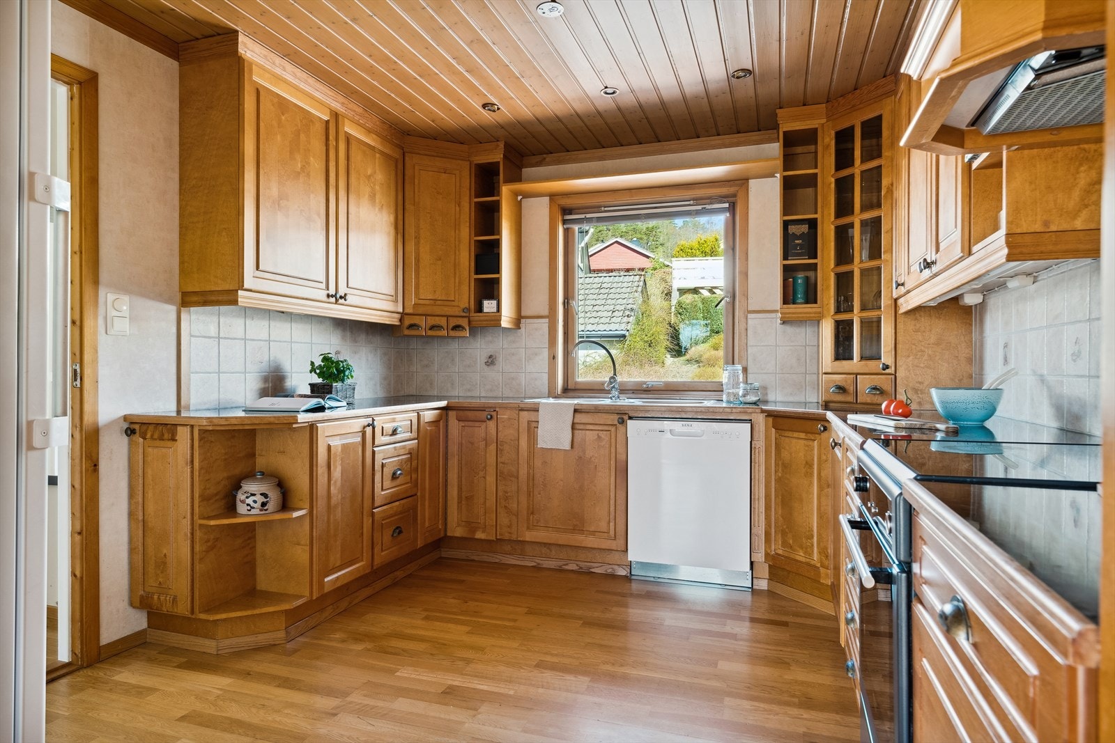 Kjøkkenet har innredning med profilerte fronter og benkeplate av laminat. Galleribilde