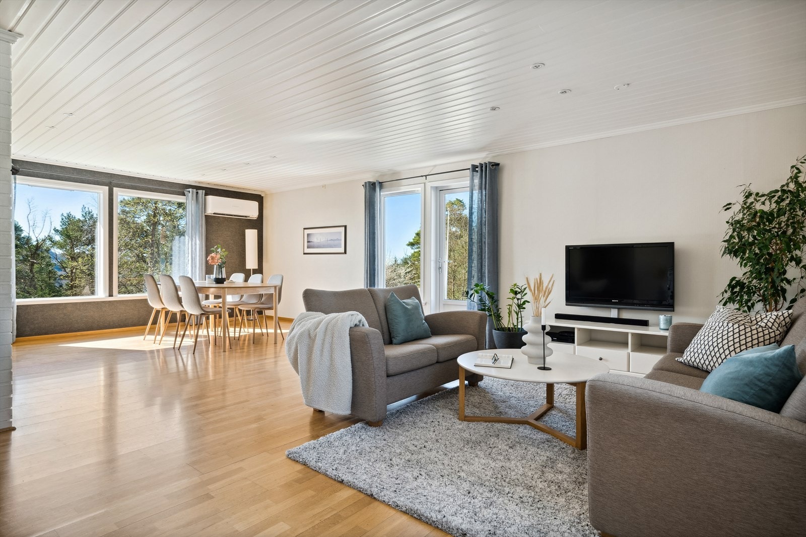 Et herlig oppholdsrom med romslig og lys stue. Galleribilde