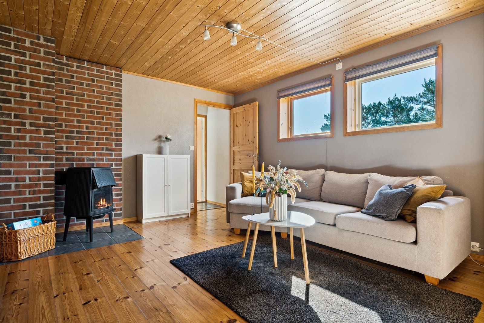 Underetasjen består også av en romslig kjellerstue med god plass til sofagruppe med tilhørende møblement. Galleribilde