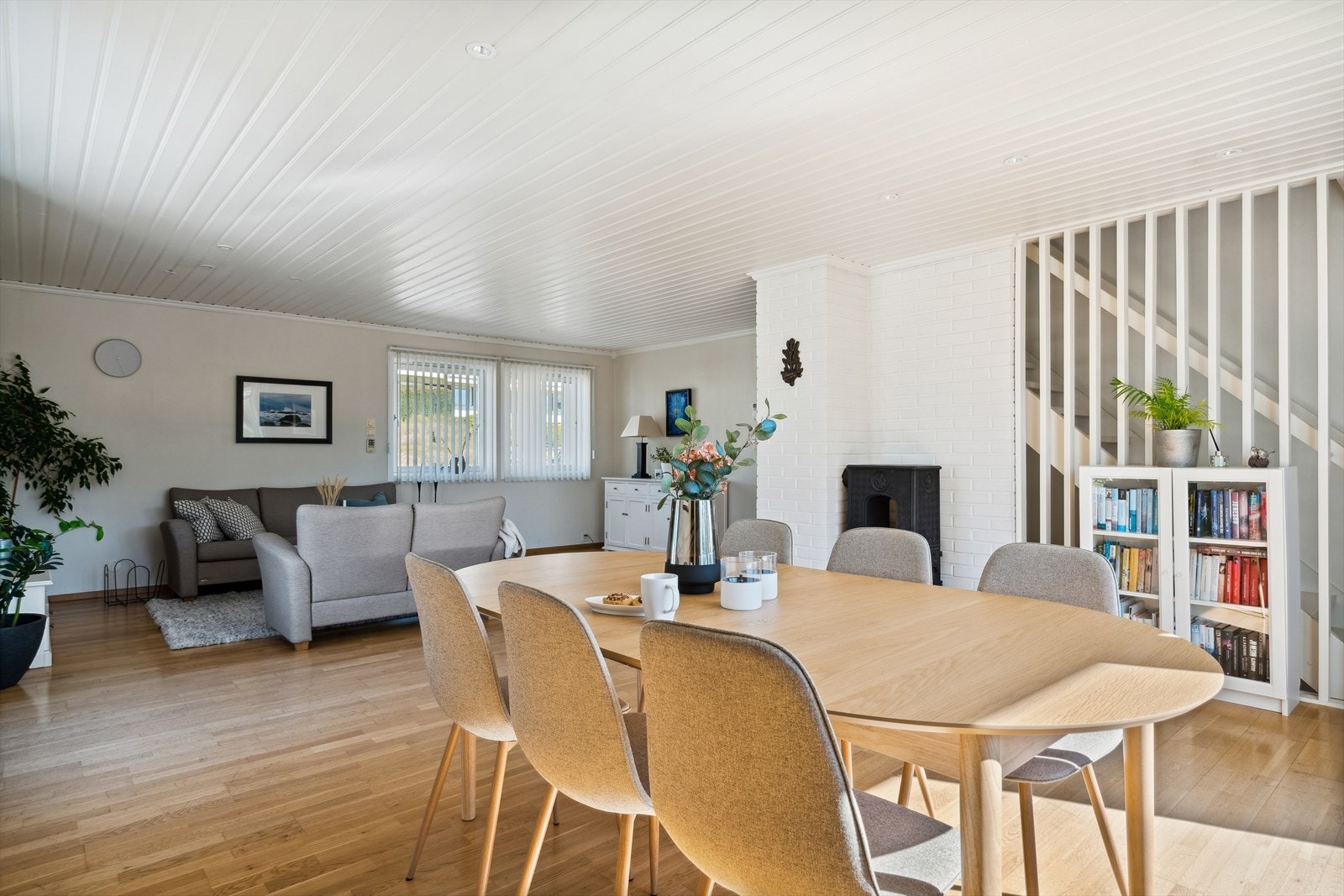 I stuen er det også montert varmepumpe og vedovn noe som kommer godt med på kalde høst- og vintersdager. Galleribilde