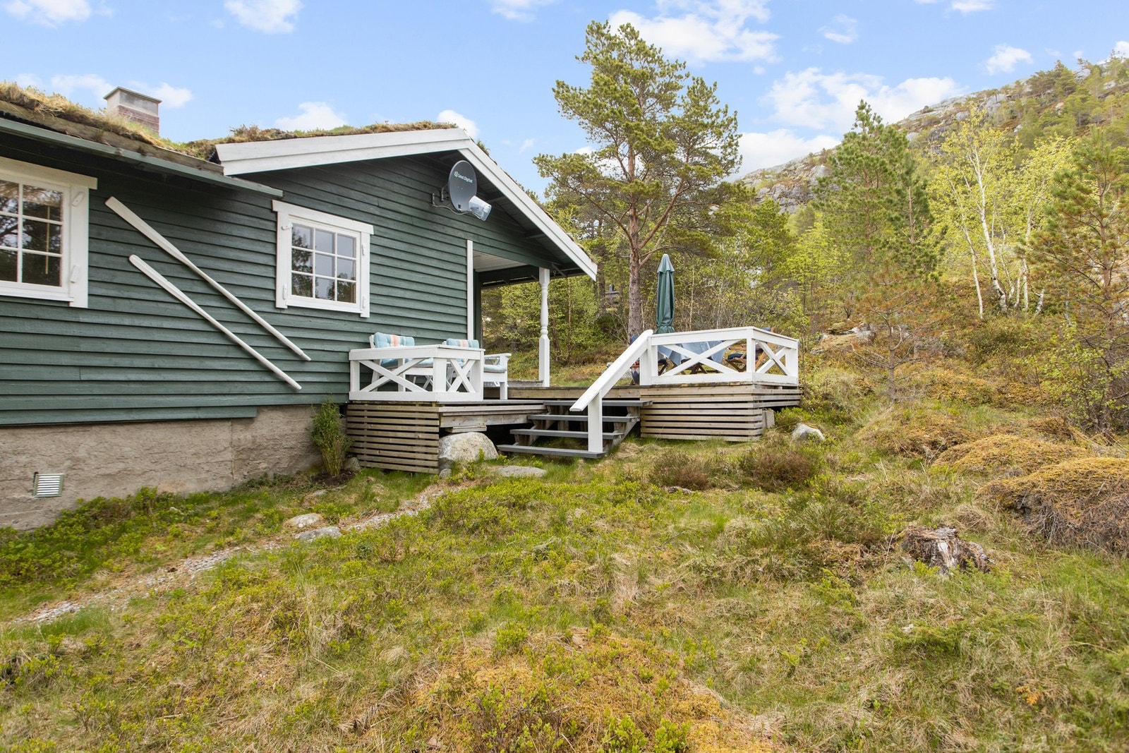 Hytta har også en terrasse på baksiden Galleribilde