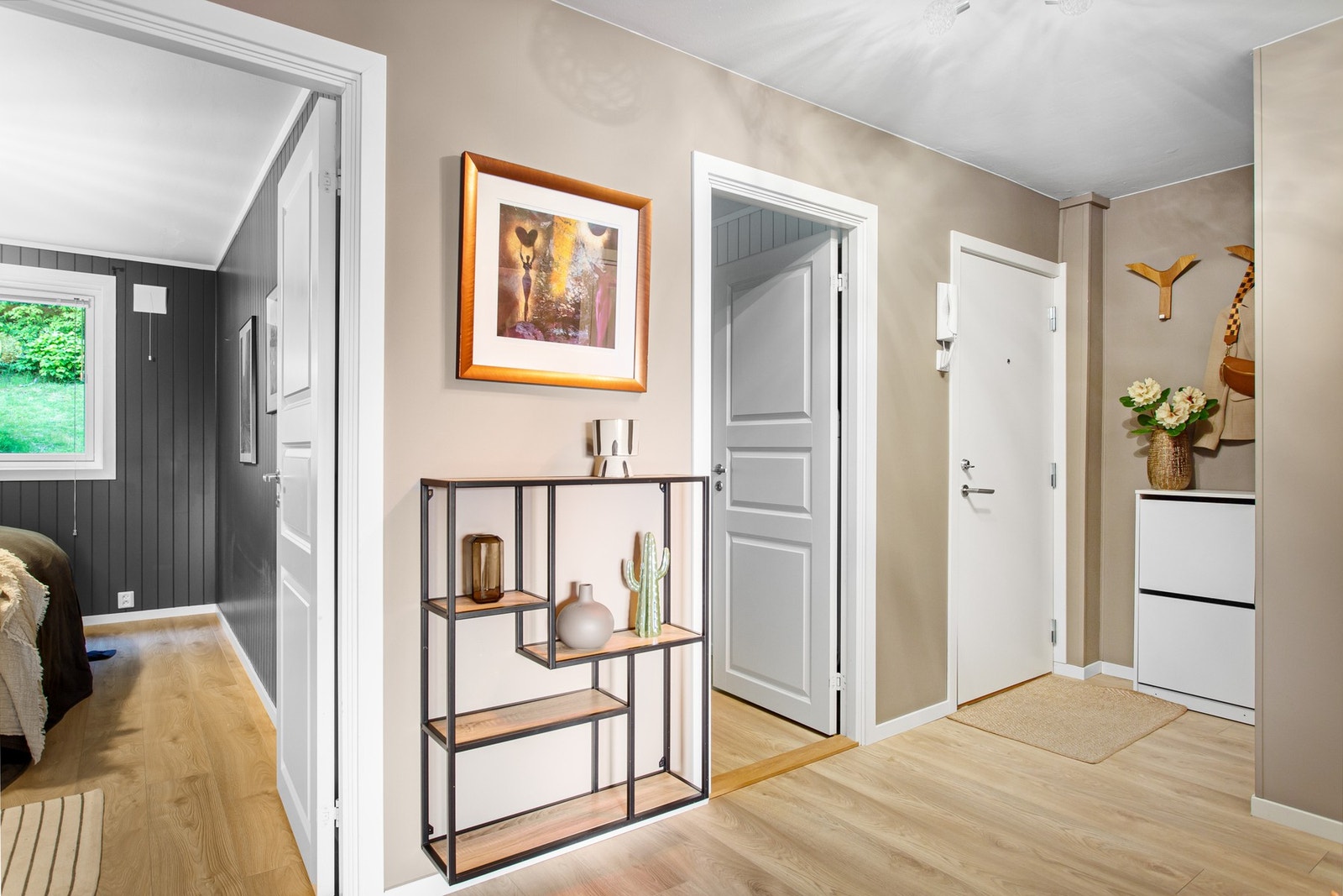 Pen entré med skyvedørsgarderobe Galleribilde