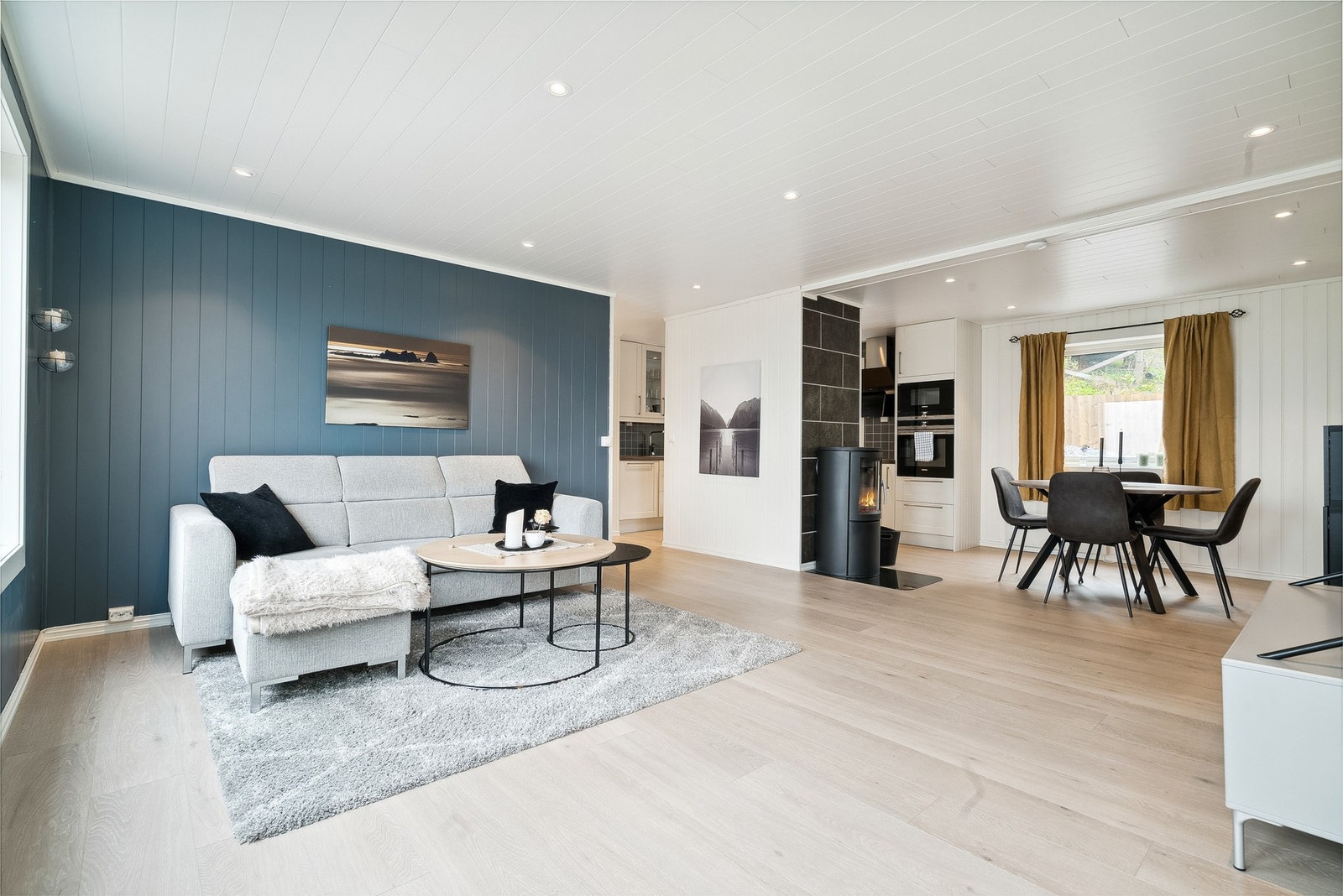 Leiligheten ligger i 1. etasje av en horisontaldelt tomannsbolig Galleribilde