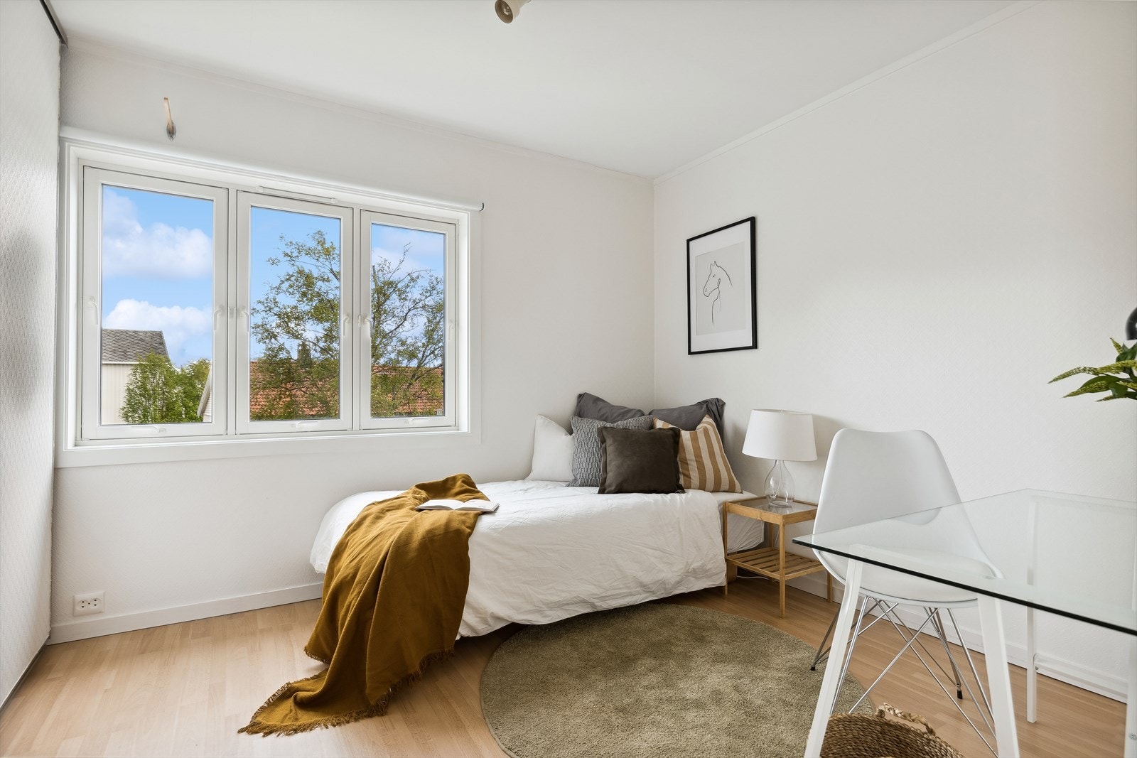 Lyst og godt soverom med god plass og skyvedørsgarderobe med speil. Galleribilde