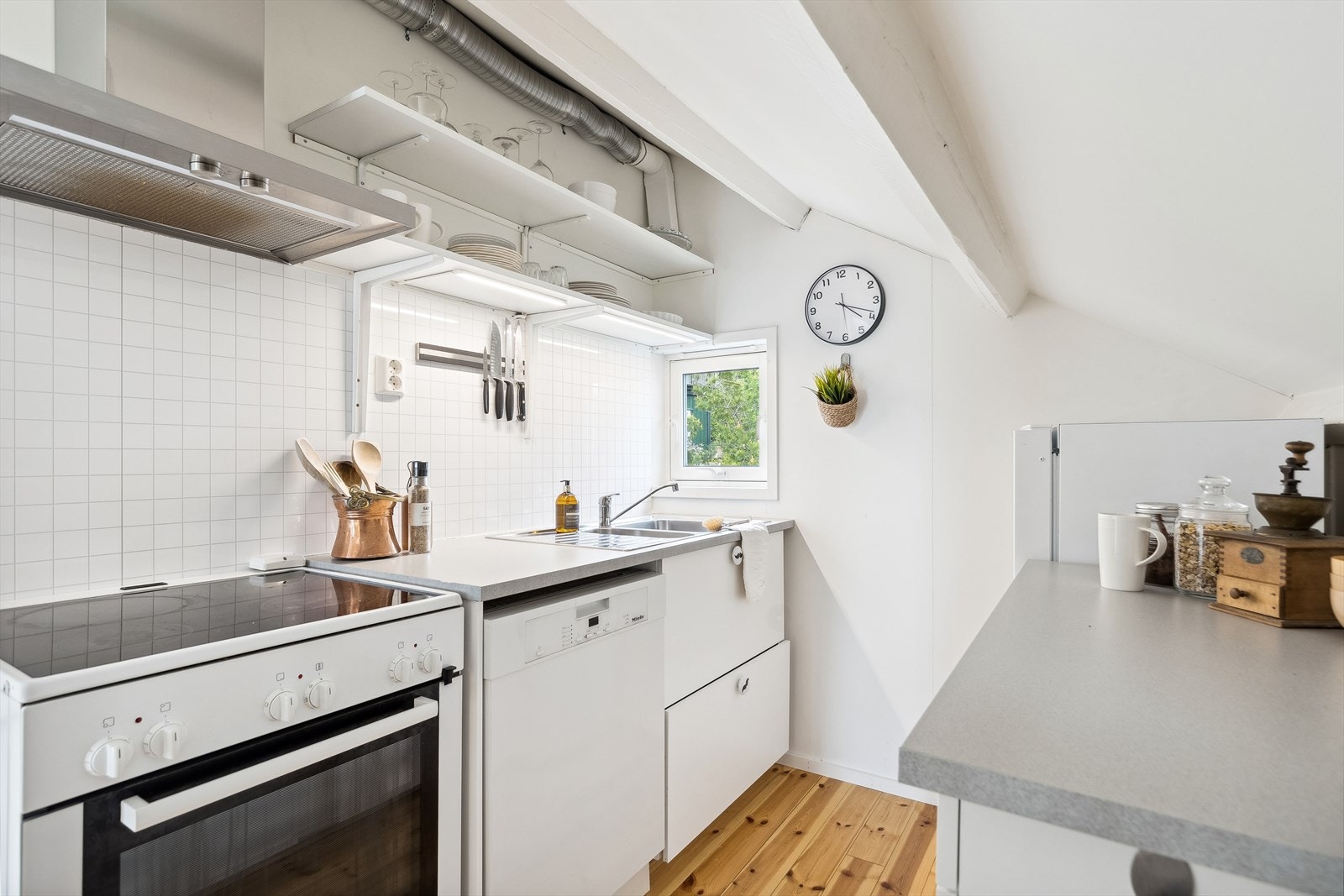 Lyst kjøkken (2018) på loftet med plass til oppvaskemaskin. Galleribilde