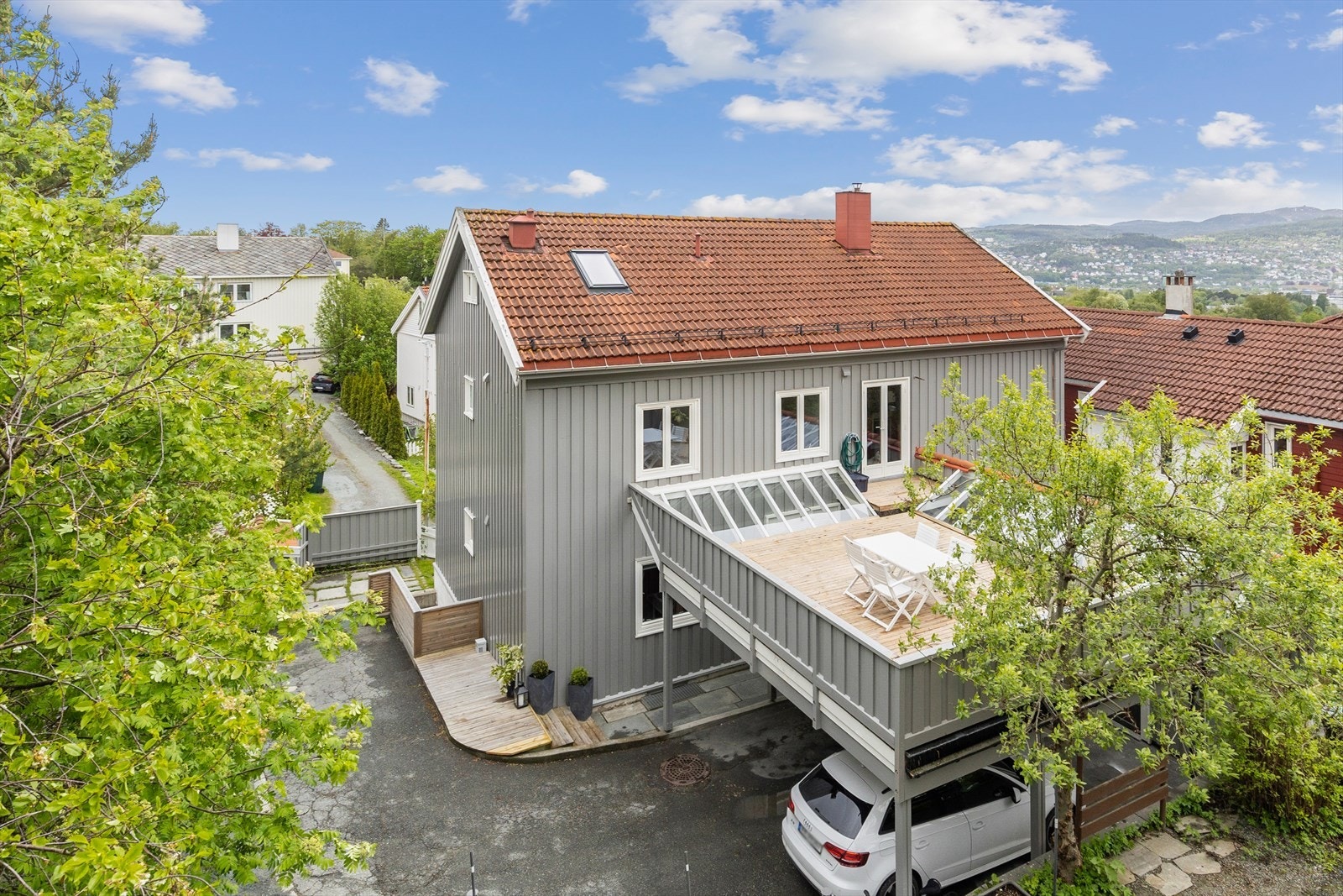Solrik og romslig privat terrasse over carporten. Galleribilde