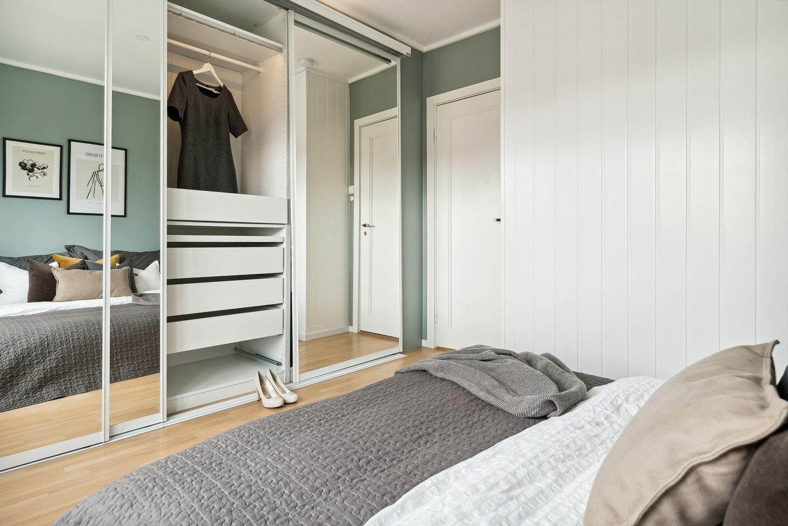 Romslig skyvedørsgarderobe med speil i hovedsoverommet. Galleribilde