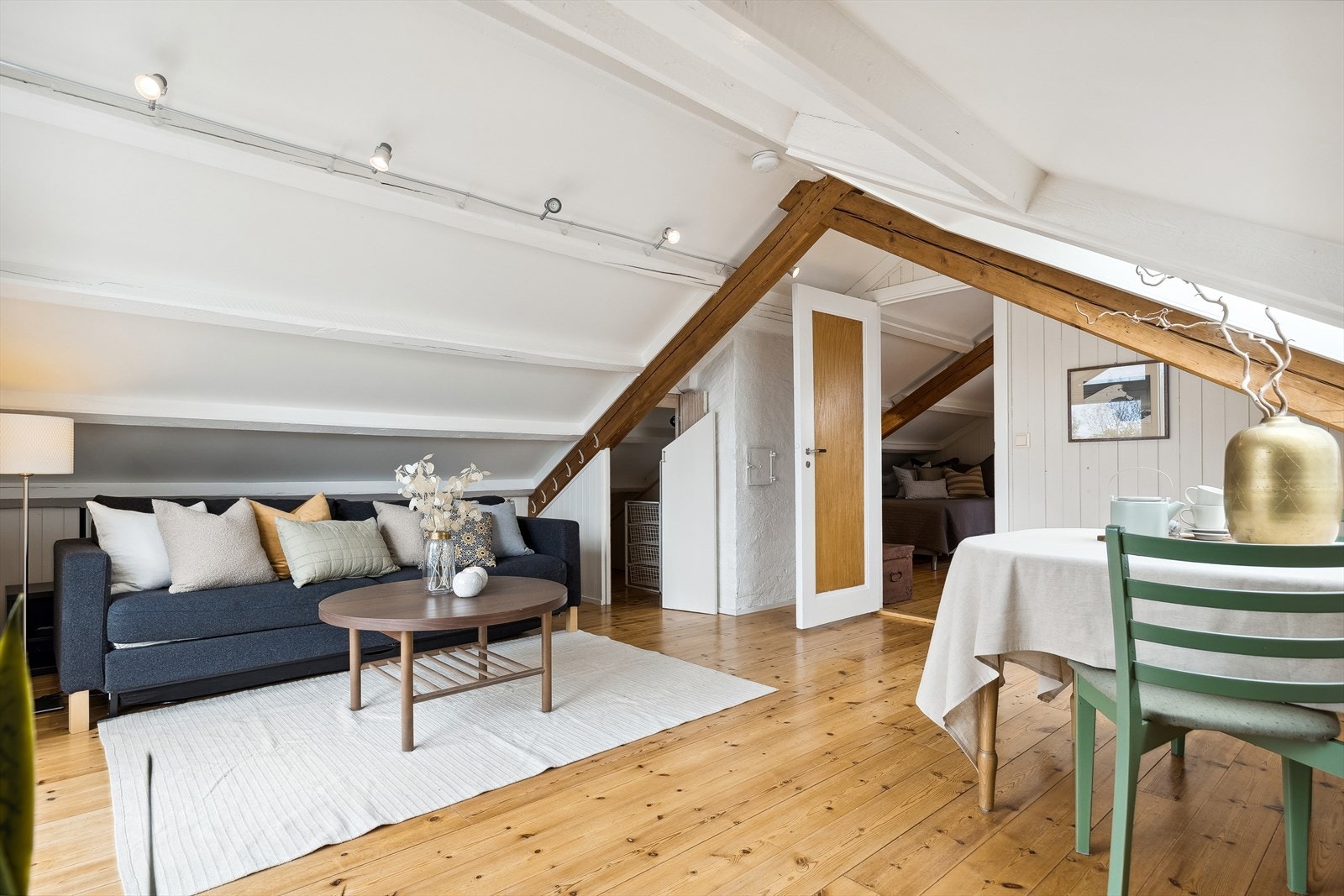 Plass til sofa og spisebord på loftstuen. Galleribilde