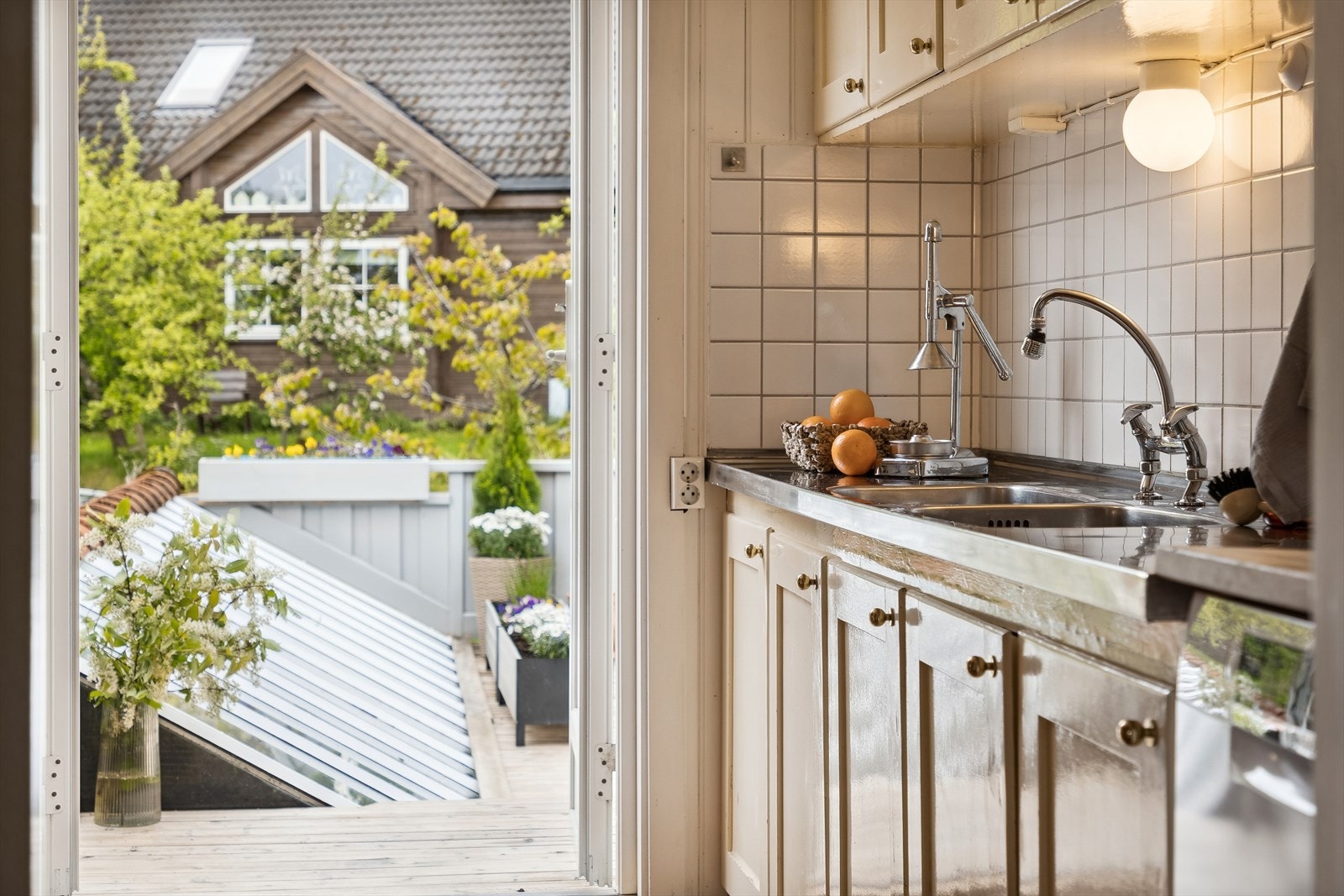 Fra kjøkkenet er det utgang til takterrassen over carporten. Galleribilde