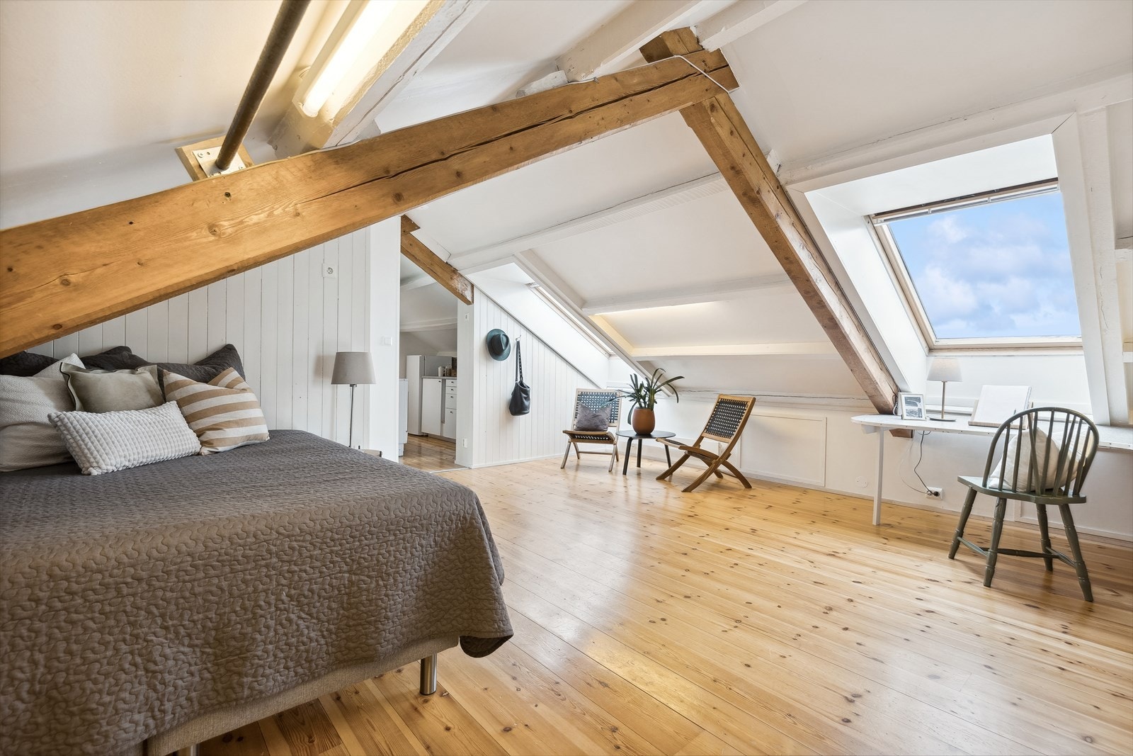 2 gode takvindu i arbeidsrommet mellom stuen og kjøkkenet. Galleribilde