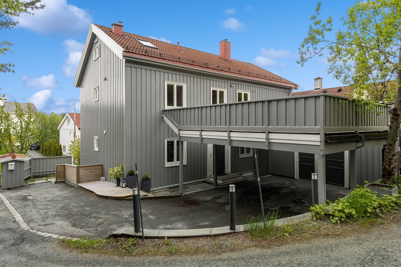 En gjesteplass på felles tomt ved østsiden av huset. Galleribilde