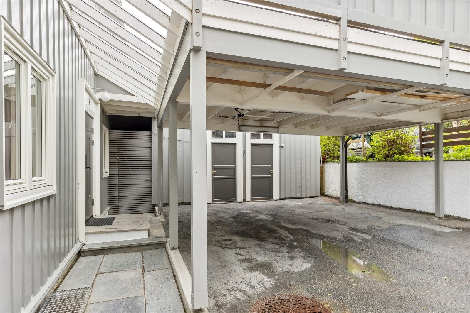 Felles inngangsparti. Plassen til høyre i carporten og boden til høyre følger seksjon 2. Galleribilde