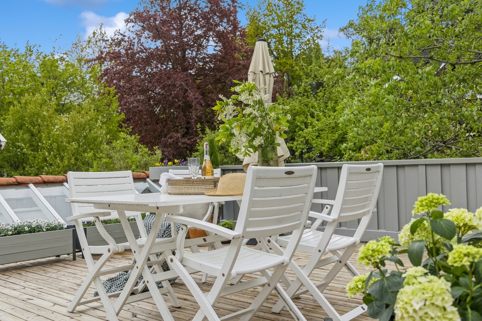 Solrik og skjermet terrasse over carporten med god plass for sittegrupper og grill. Galleribilde