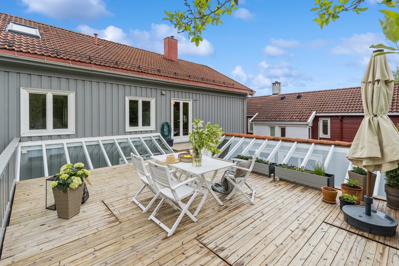 Solrik og skjermet terrasse over carporten med god plass for sittegrupper og grill. Galleribilde