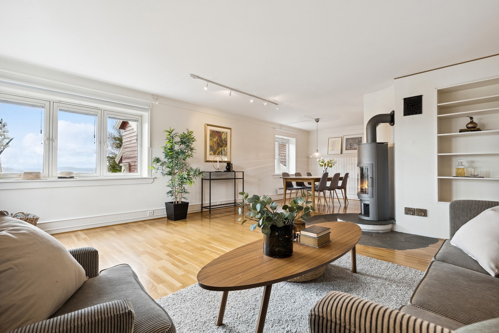 Stuen har plass til flere sittegrupper og har godt med gjennomlys mellom stue, spisestue og kjøkken. Galleribilde