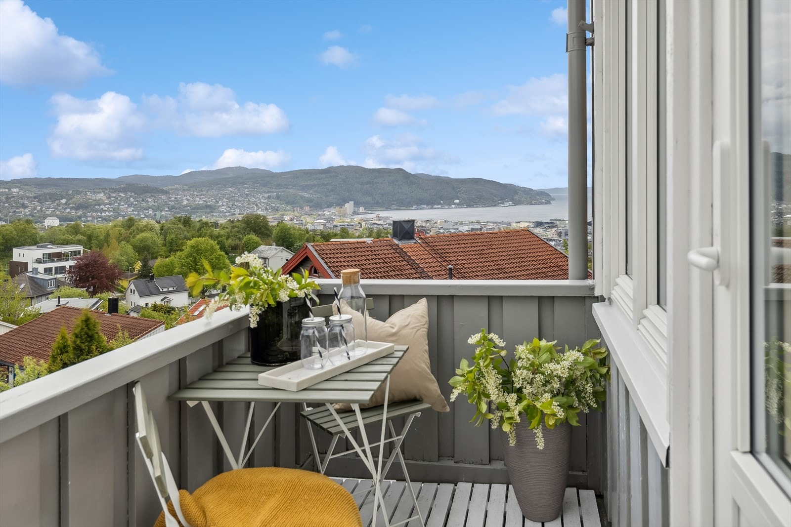 Veranda ved stuen med fantastiske sol- og utsiktsforhold. Galleribilde