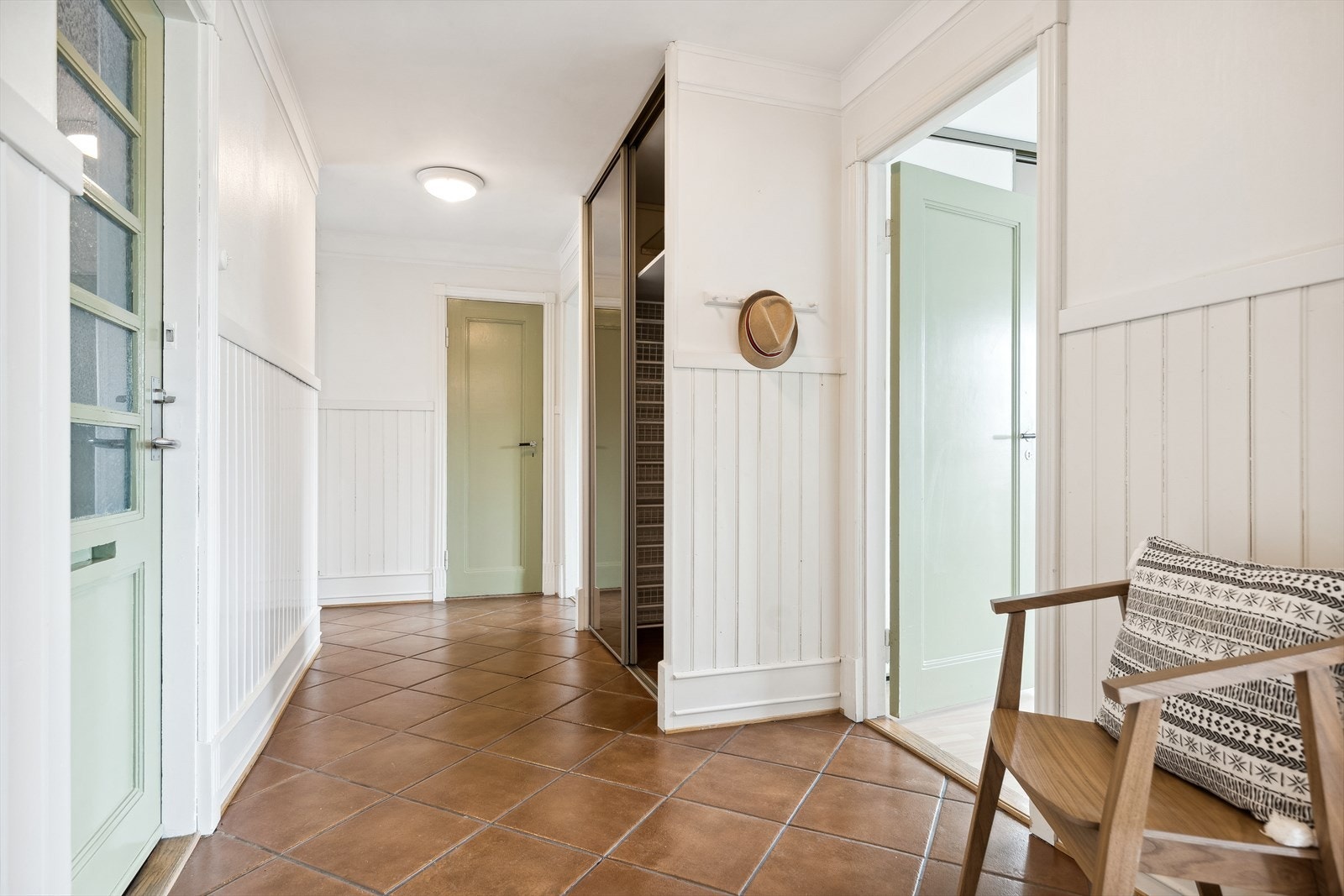 Lys og god entré med skyvedørsgarderobe med speil. Galleribilde