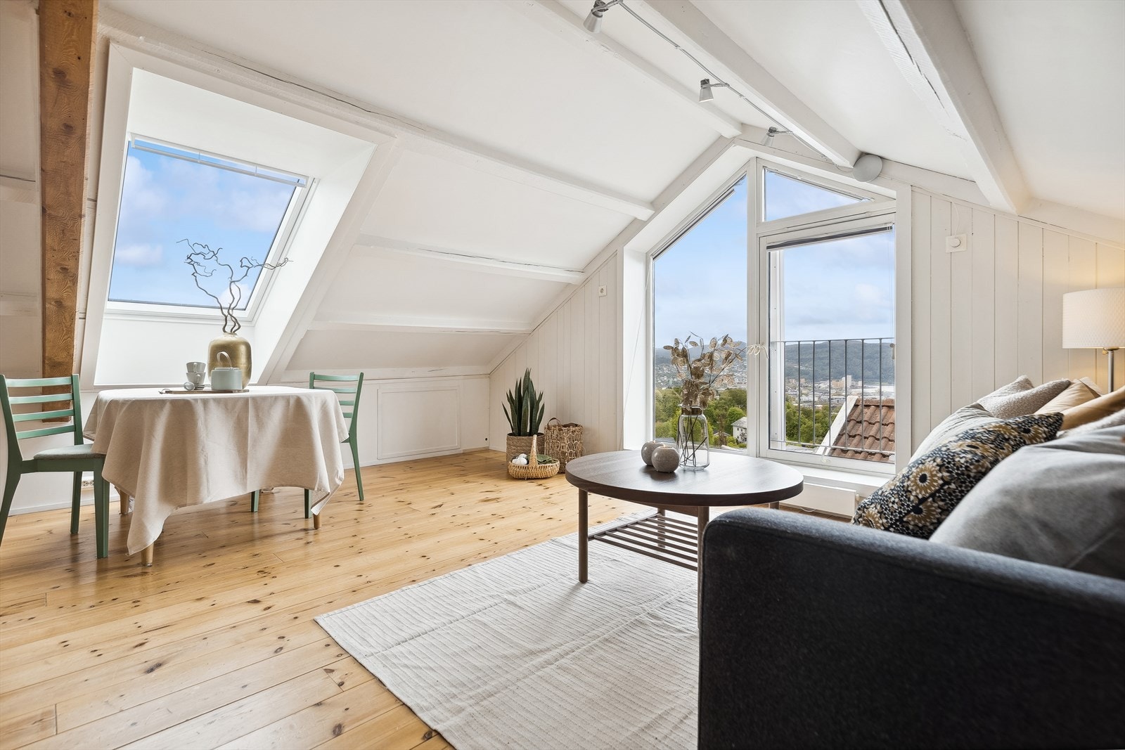 Pen stue på loftet med fantastisk utsikt mot byen og fjorden. Galleribilde