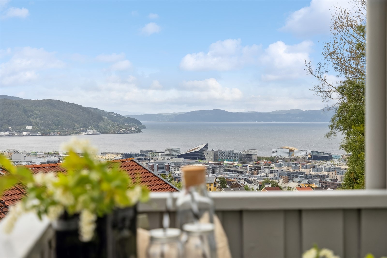 Veranda ved stuen med fantastiske sol- og utsiktsforhold. Galleribilde
