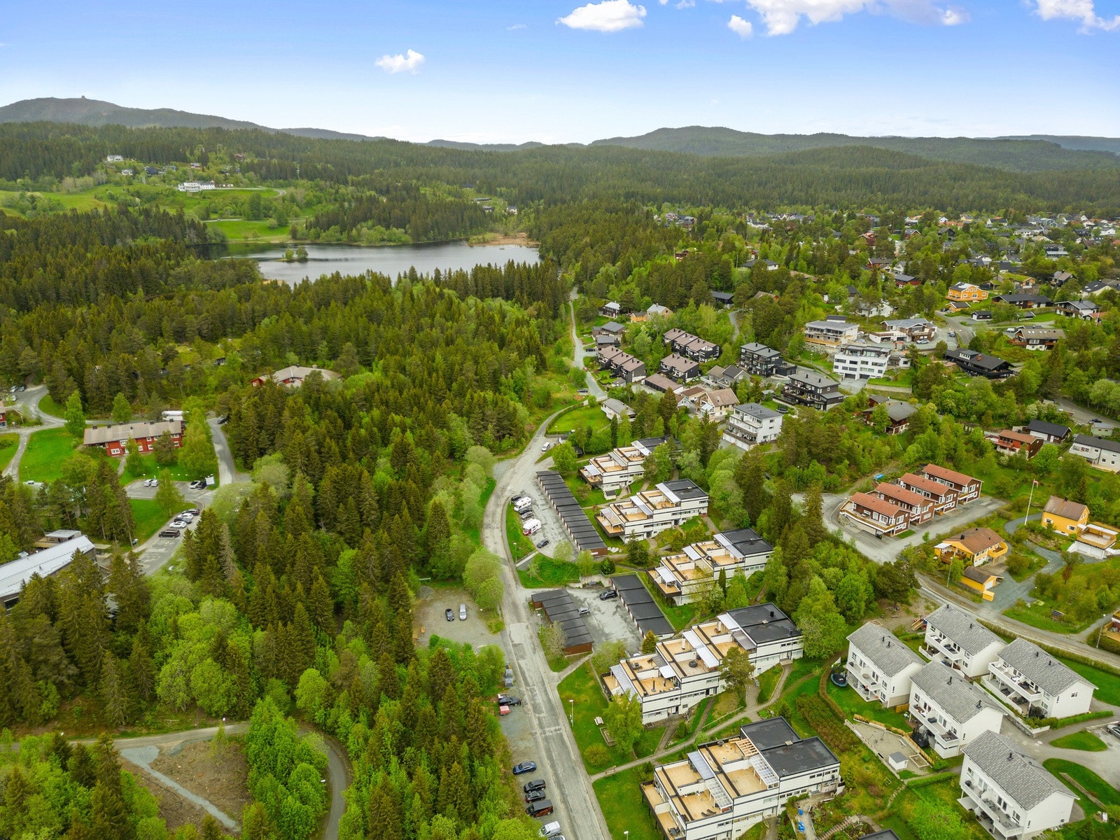Flotte turstier og skiløyper i umiddelbar nærhet. Lianvannet og tidligere Lian restaurant vises i bakgrunnen. Galleribilde