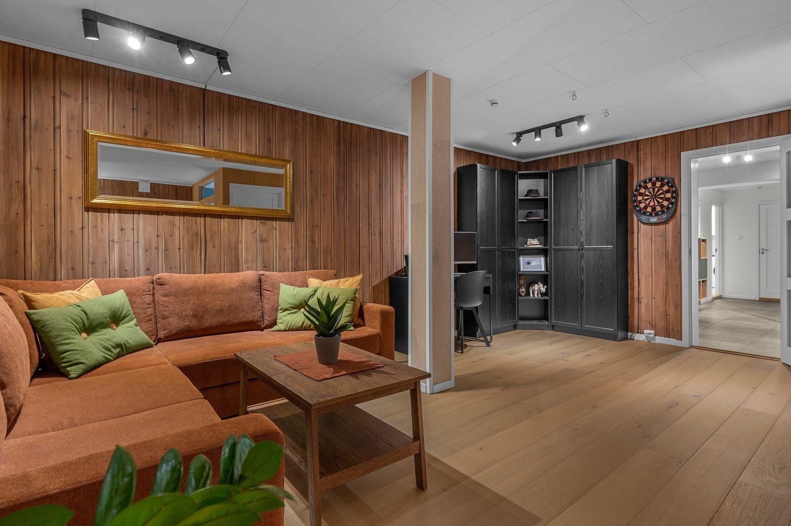 Kjellerstuen har plass til hjemmekontor. Galleribilde