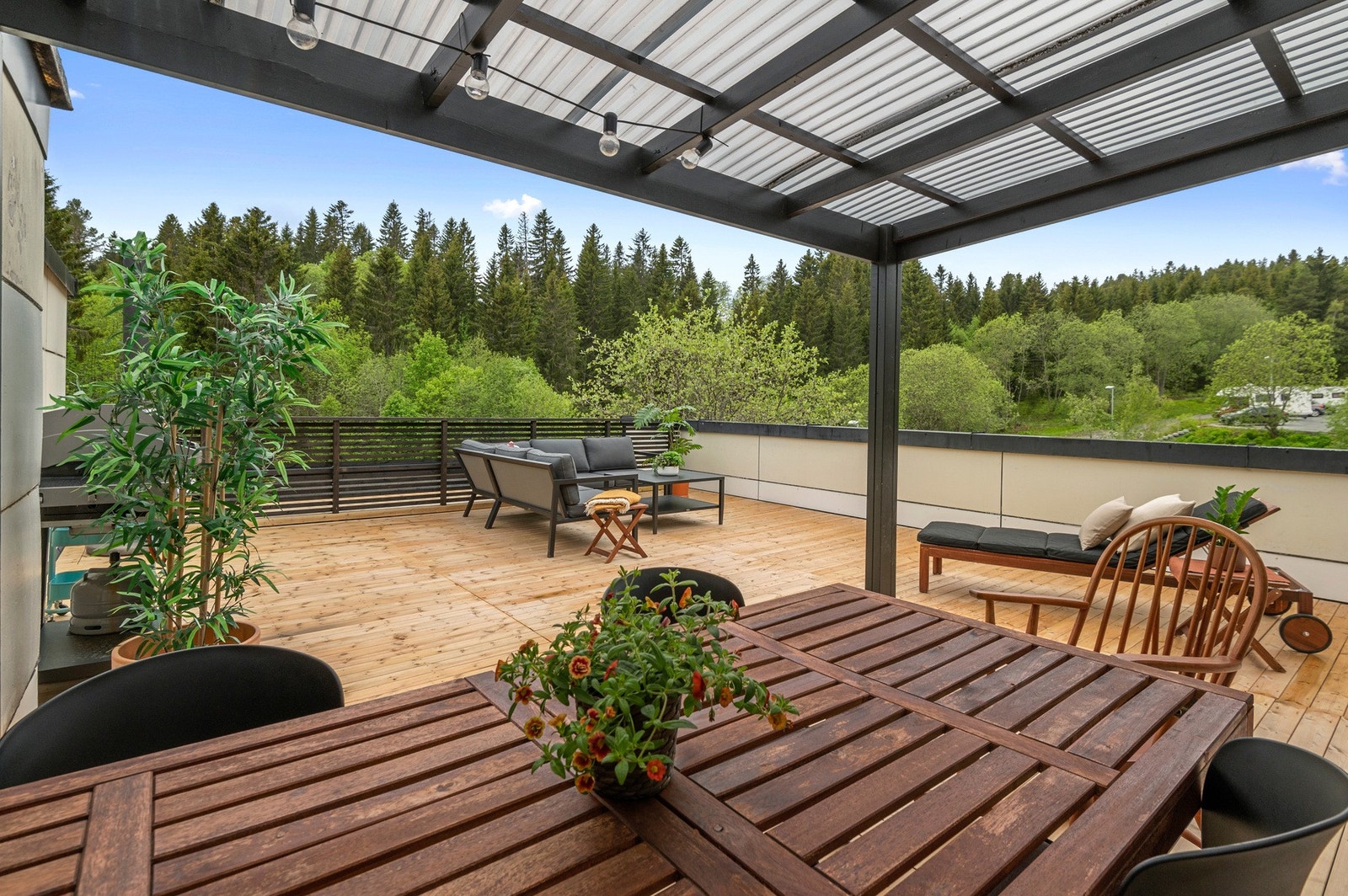 Delvis takoverbygd terrasse på hele 50 kvm. med svært gode solforhold. Galleribilde