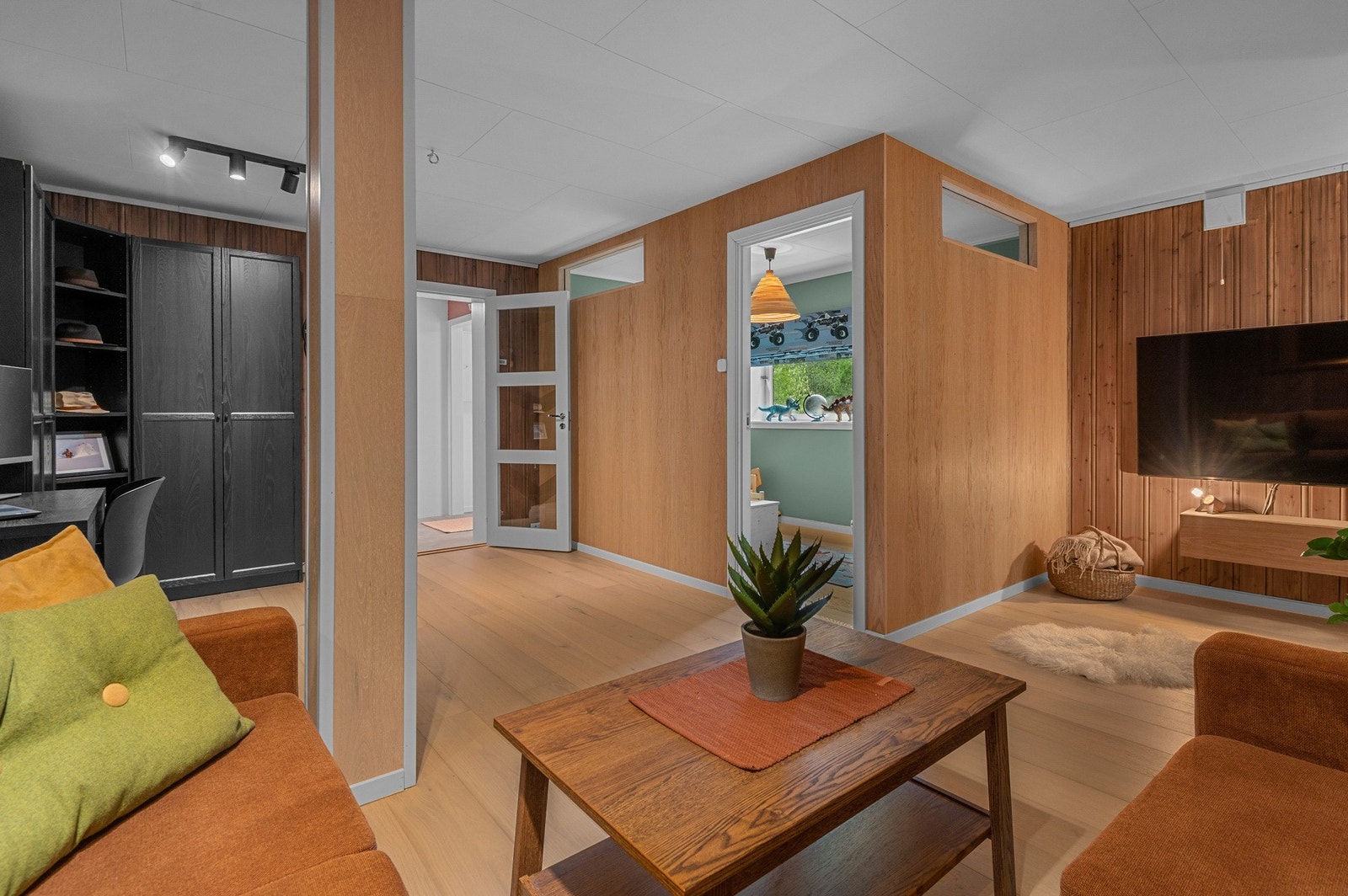 Smarte løsninger for ekstra lysinnslipp til kjellerstuen. Pen 3-speils glassdør mot gangen og vinduer i soveromsveggen. Galleribilde