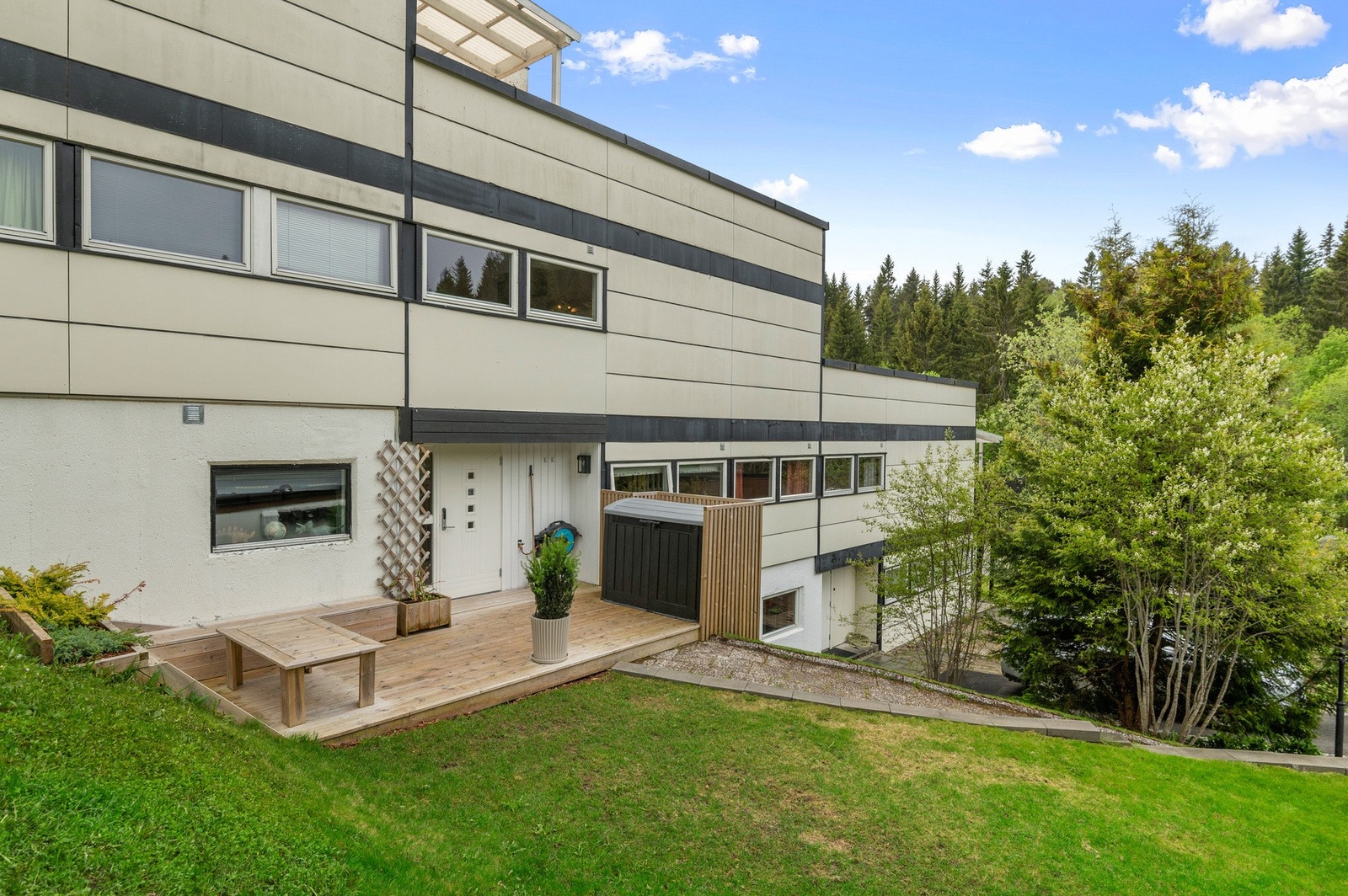Nylig etablert markterrasse ved inngangspartiet. En fin plass å sitte hvis barna er ute og leker. Galleribilde