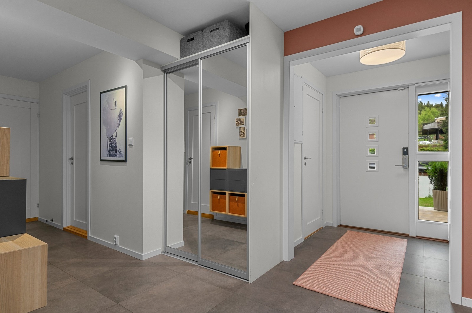 Praktisk skyvedørsgarderobe med speildører rett innenfor inngangen. Galleribilde