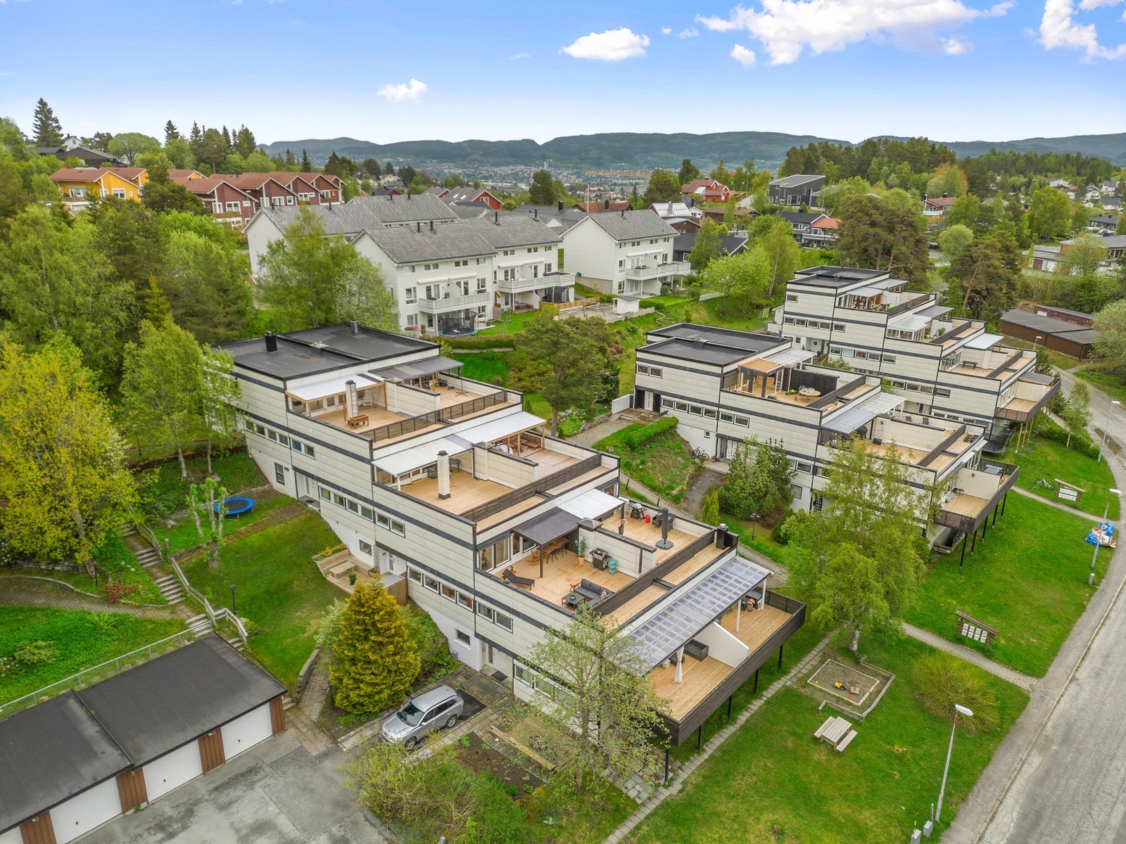 Meget fin beliggenhet i feltet med gode solforhold, fin utsikt og lite innsyn. Galleribilde
