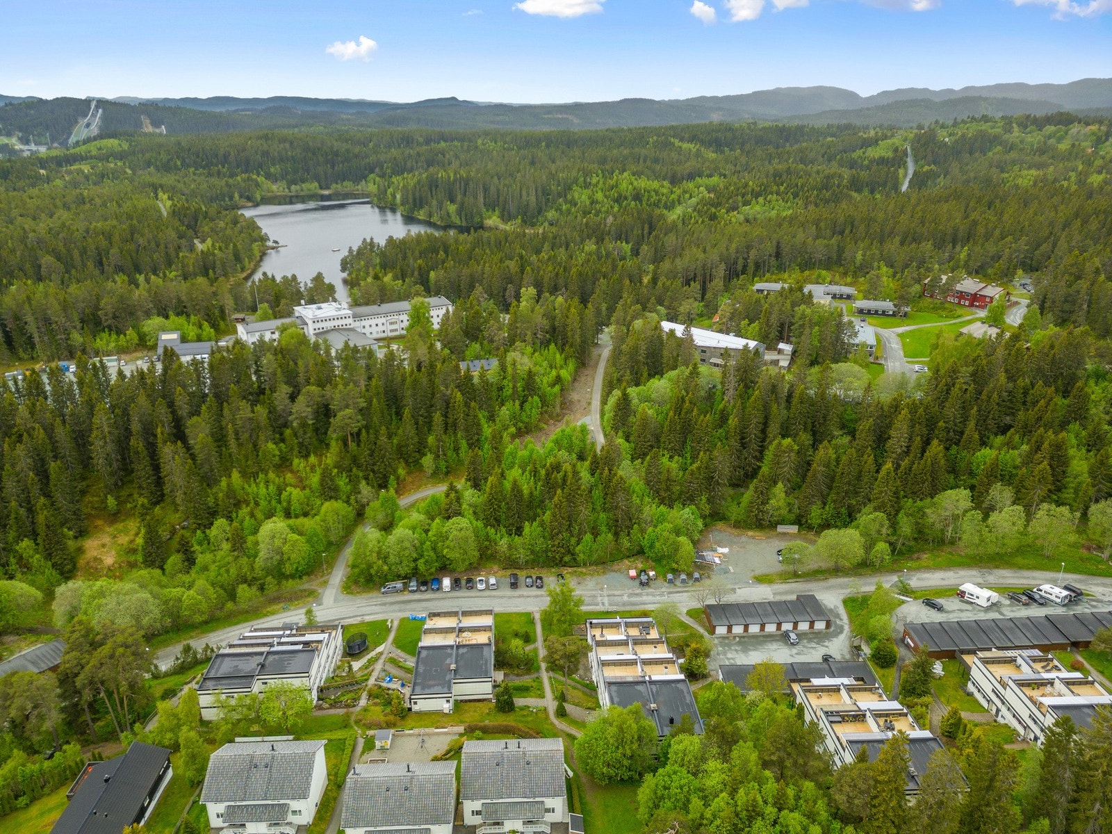 Sameiet ligger helt i enden av blindveg ved inngangen til Bymarka. Kort vei til både Haukvannet (i bildet) og Lianvannet. Galleribilde