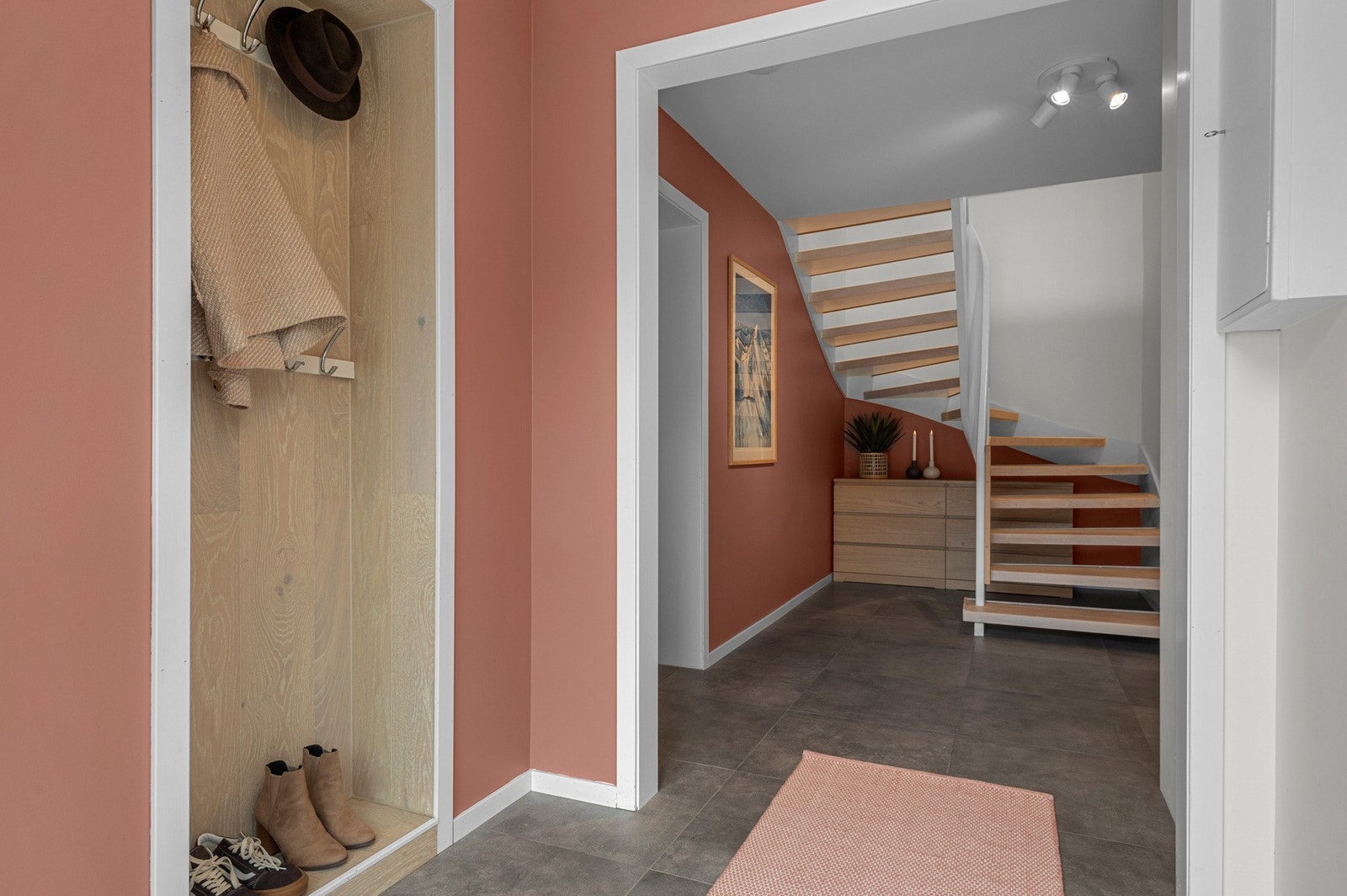 Velkommen inn! Pent oppusset entré/gang med pen og innfelt garderobe. Galleribilde