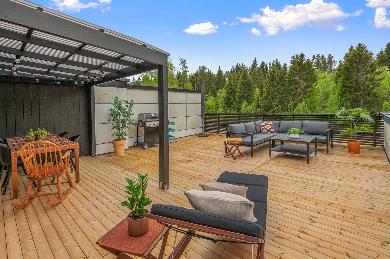 Skjermet og stor terrasse i fredelige og frodige omgivelser. Galleribilde