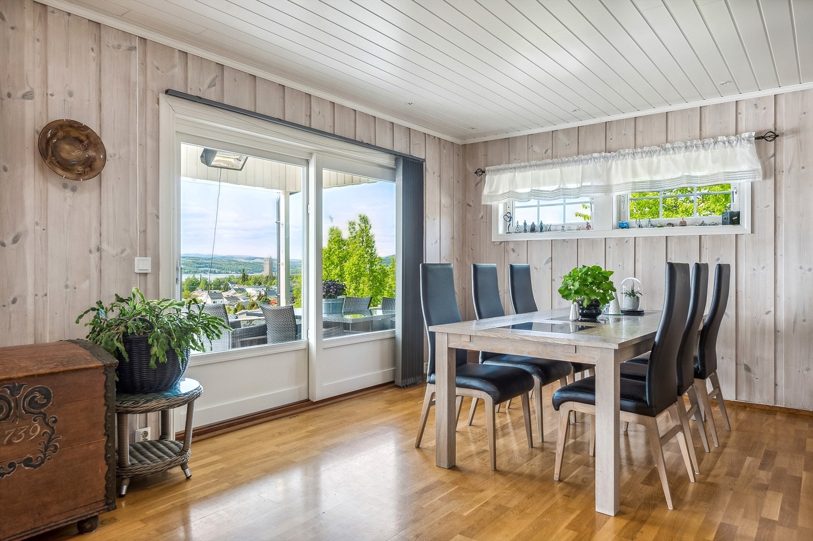 Her er det god plass for en hyggelig spisegruppe med plass for hele familien. Utgang til hyggelig balkong og uteområde fra stue. Galleribilde