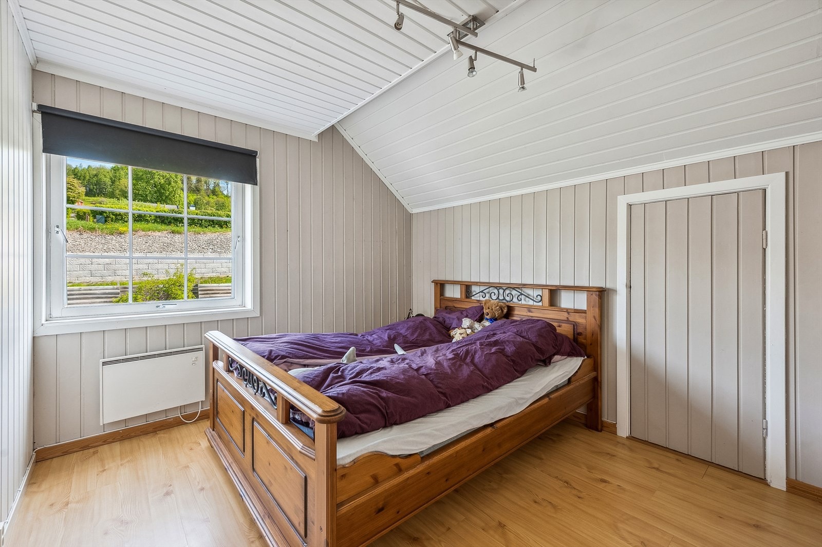 Soverom med plass for dobbeltseng, garderobe og adkomst til kneloft. Galleribilde
