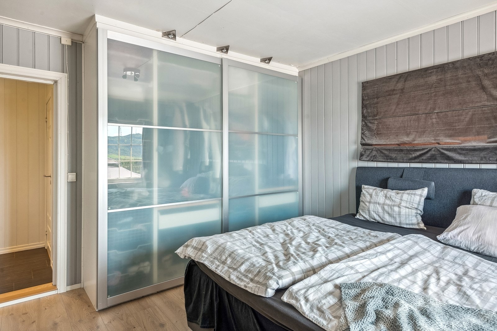 Her har en god plass for garderobeskap Galleribilde