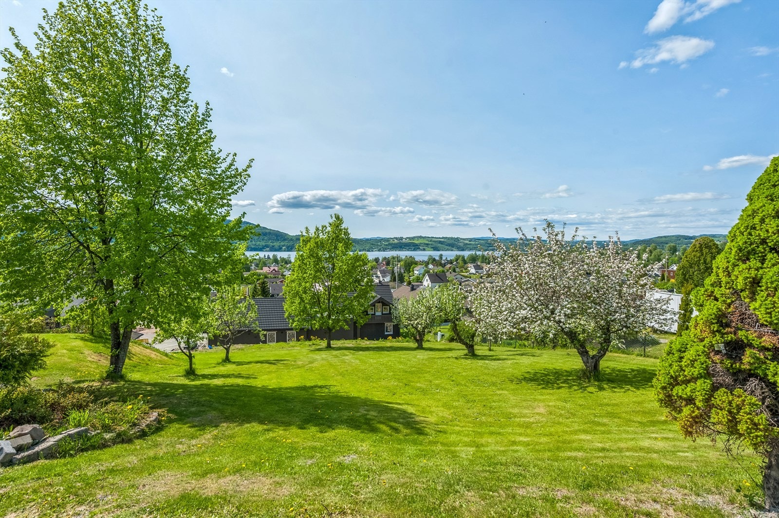Herlig hage og uteområde med boltreplass for både store og små Galleribilde