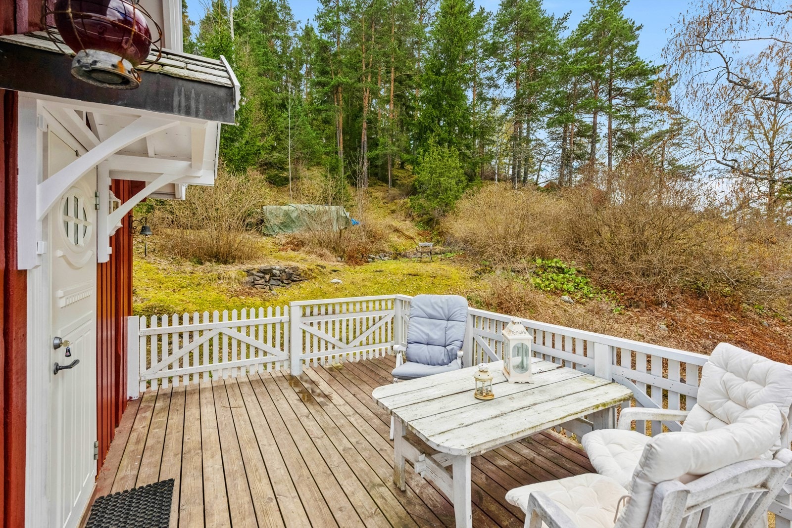 Eiendommen ligger skjermet og solrikt til! Galleribilde